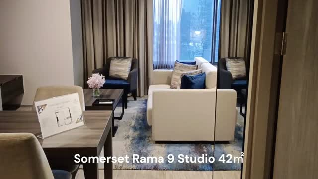 BTSラマ9世駅近くに位置するSomerset Rama 9が魅力的なプロモーションを実施中です！✨ この新しくてモダンなスタジオルームは、広々とした42㎡のスペースを備えており、価格は驚きの51,000バーツから！🏢🛋️ 周辺には便利なセントラルデパートもあり、日用品から特別なショッピングまで、すべてのニーズを満たすことができます。🛍️🏬 交通の便も良く、BTSラマ9世駅からのアクセスは抜群ですので、通勤や週末のお出かけにも便利です。🚆 モダンで快適な新しい生活を始めたい方にぴったりなこの機会をお見逃しなく。さらに詳細や内見のご予約は、ぜひお問い合わせください。お問い合わせを心よりお待ちしております！😊🏠 ちょっとした贅沢なしあわせ、Somerset Rama 9での日々をぜひお楽しみください。どうぞ、この機会に新しい生活をスタートさせましょう！...