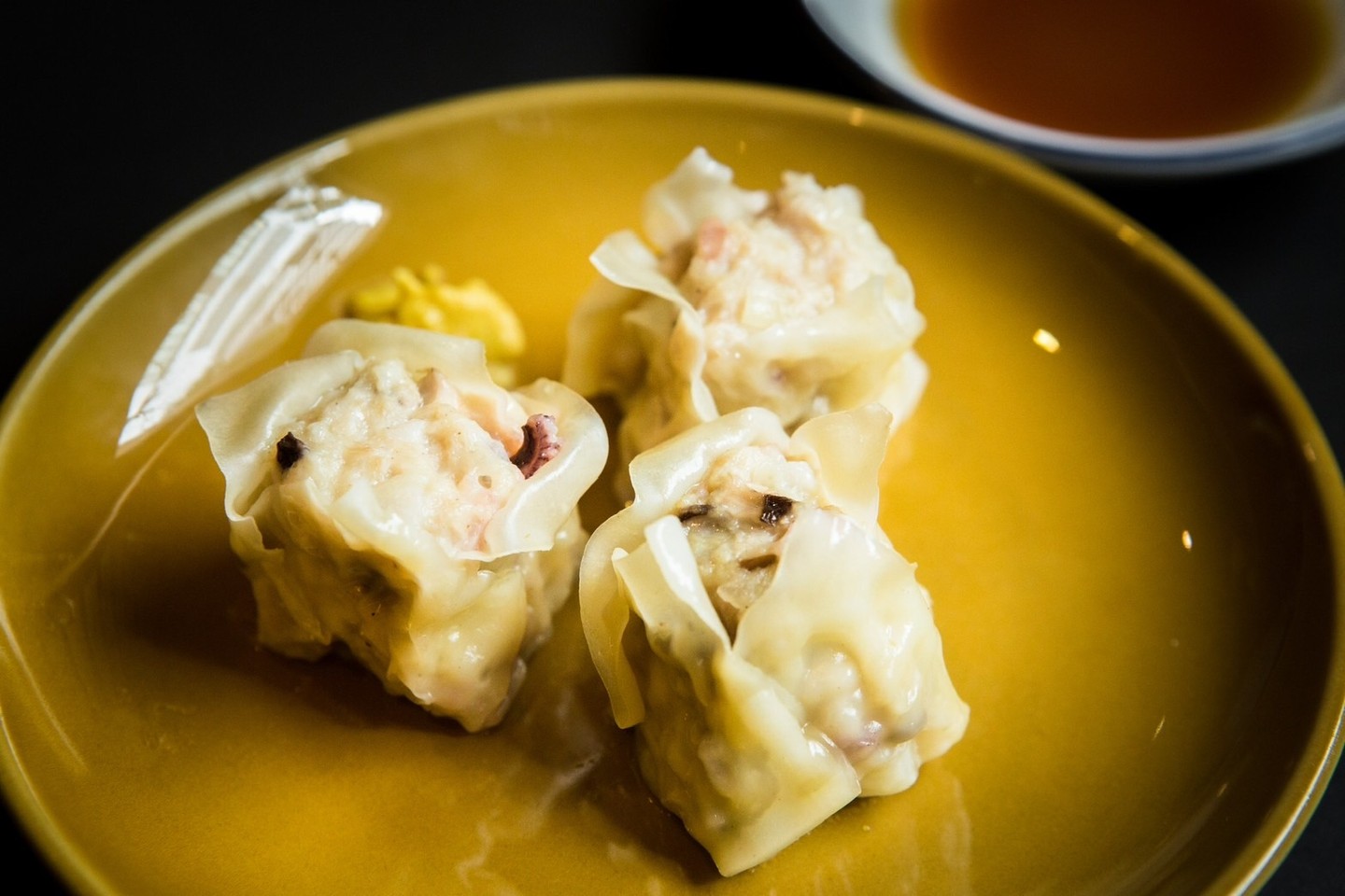 🍣✨ วันนี้ขอนำเสนอเมนูที่ทั้งอร่อยและน่าลิ้มลองสำหรับคุณ! Ika shumai หรือ ชูไมหมึกสุดพิเศษที่ผสมผสานความฝืมือในการทำอาหารญี่ปุ่น 🦑🎌 วัตถุดิบหลักเป็นทั้งปลาหมึกและเนื้อไก่ที่ถูกคัดสรรอย่างดี จากนั้นนำมาบด มิ้งช์จนได้สัมผัสที่ลงตัวที่สุดแล้วนำไปนึ่งอย่างพิถีพิถัน...