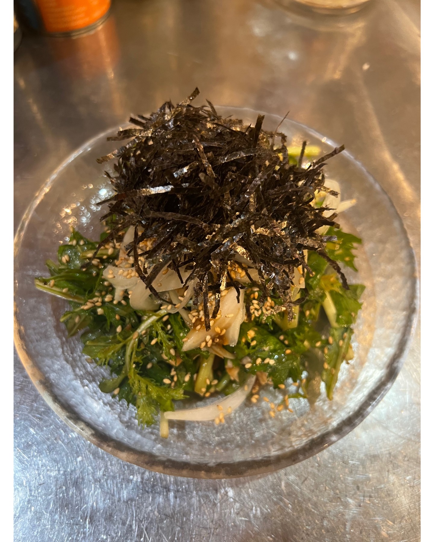 🎉こんばんは、皆様！本日のおすすめメニューは、シャキシャキ食感が癖になる「ささみ水菜わさびサラダ」です🌱✨。当店特製のわさびドレッシングがささみと水菜の美味しさを引き立て、さっぱり爽やかな一品に仕上げました。ヘルシーで食べ応えがあるので、筋トレ中やダイエット中の方にもぴったりです💪🥗。ぜひ一度お試しください😊。新鮮な食材を使用し、風味豊かなわさびがアクセントとなったこのサラダで、心も体もリフレッシュしましょう。お仕事帰りにぜひお立ち寄りくださいませ🍽️。 💖 🎉สวัสดีตอนเย็นค่ะทุกคน! เมนูแนะนำวันนี้คือ "สลัดไก่สันใน มิซูน่า และวาซาบิ" กรุบกรอบ อร่อยจนหยุดไม่ได้🌱✨ น้ำสลัดวาซาบิสูตรพิเศษของเราช่วยดึงรสชาติอร่อยของไก่สันในและมิซูน่าออกมา...