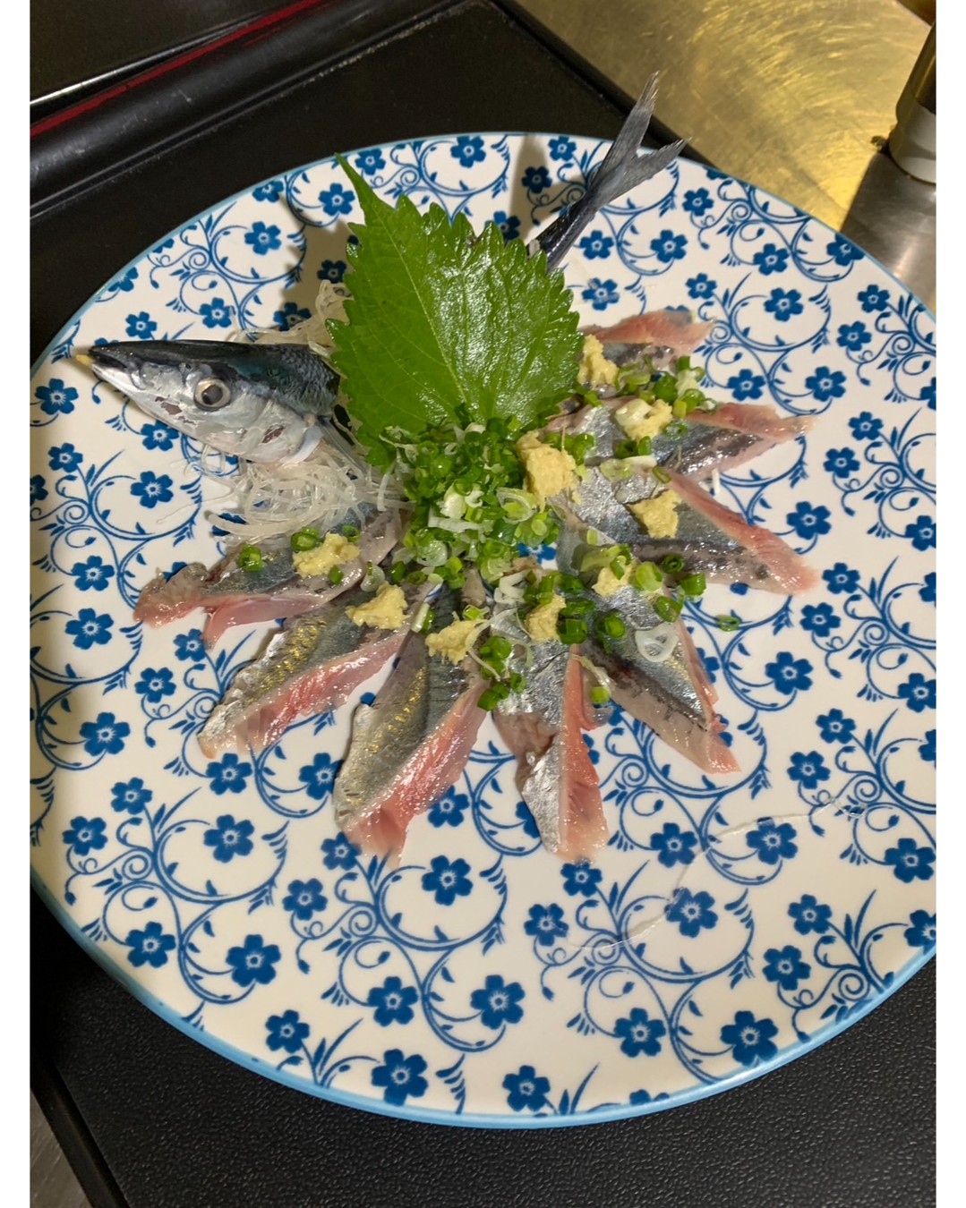 🍂9月のお楽しみ！皆さんお待ちかね、今月も秋の魚、秋刀魚が豊洲から入荷予定です。新鮮な秋刀魚を刺身で味わう贅沢を、ぜひ当店で体験してください。✨柔らかい身と脂の乗った美味しさが口の中でとろける瞬間、秋をしっかり感じられますよ。🌊🎣 ご夕食には最適なタイミングで、新鮮さを充分に保った状態でご提供いたします。是非、今夜の特別な一品として、お試しください。🍣 当店の心を込めた和食の数々と共に、秋刀魚の深い味わいを楽しんでいただけること、心より願っております。心地よい雰囲気の中で、ゆったりとしたひとときをお過ごしいただけましたら幸いです。🙏 皆さまのお越しを、スタッフ一同心よりお待ちしております。ぜひ、この季節ならではの美味しさをご堪能ください。🌟 #秋刀魚 #刺身 #豊洲市場 #和食 #日本料理 #秋の味覚...