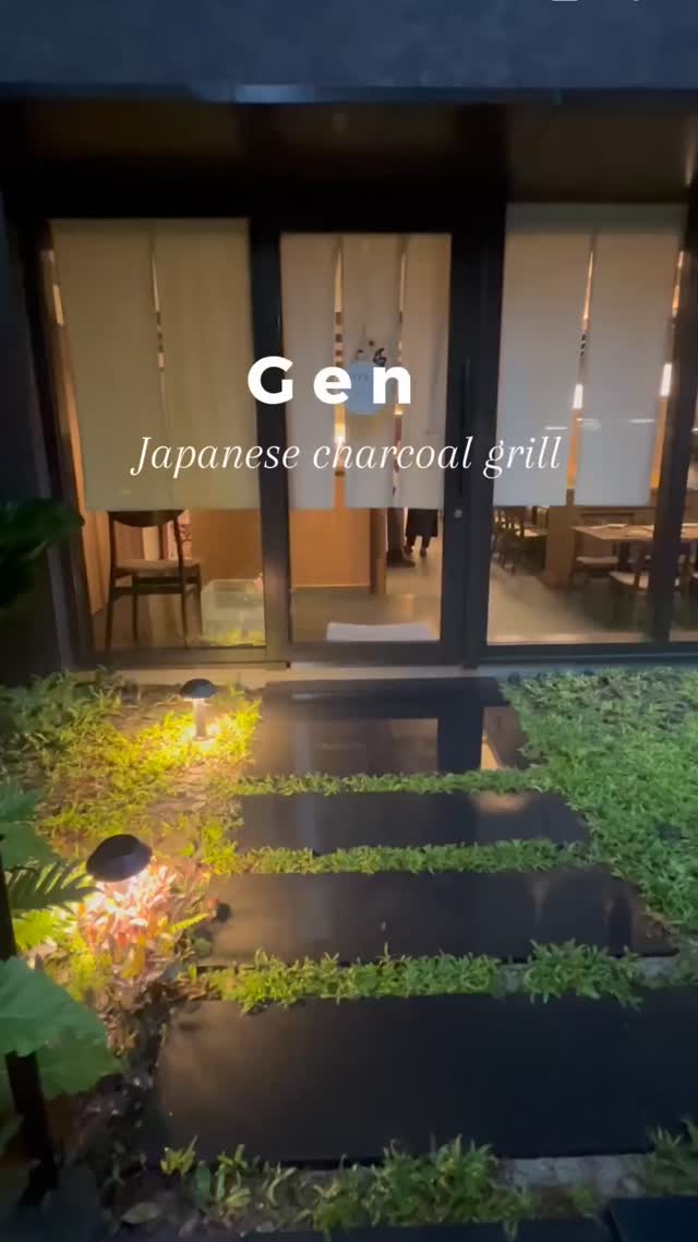 外の雨を忘れて、ほっとひと息。 こだわりのお料理とお飲み物をご用意して、皆さまをお待ちしております。 Forget the rain outside, and take a moment...