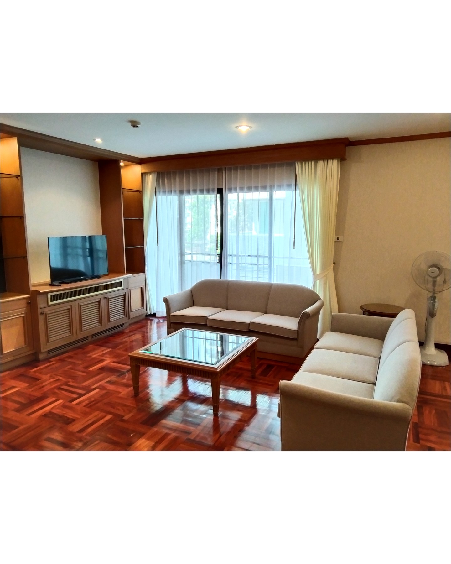 トンローエリアで古くから人気のある「Nida Thonglor」にて、広々とした190㎡の2ベッドルームのお部屋が月々65,000バーツで空きがあります🏢✨。この物件は築年数があるため、内装は多少古めかしいデザインですが、空間の広さは確保されており、より快適に過ごすことができます🌟。入居前に必要な修繕を行い、美しい状態でご入居いただけるため、ご安心ください✨😉。 トンローエリアは、生活便利で洗練された雰囲気が特徴🛍️🚇。美食やショッピング、または快適な暮らしを求める方に最適な場所です🌆。古き良きデザインがお好きな方、広々とした空間を求める方にはぴったりのお部屋です🛋️。 詳細や見学のご希望は、ぜひお問い合わせください📩。素敵な新生活をお手伝いできることを楽しみにしています😊。 #トンロー #バンコク生活 #NidaThonglor #広々間取り #便利な立地 #賃貸情報...