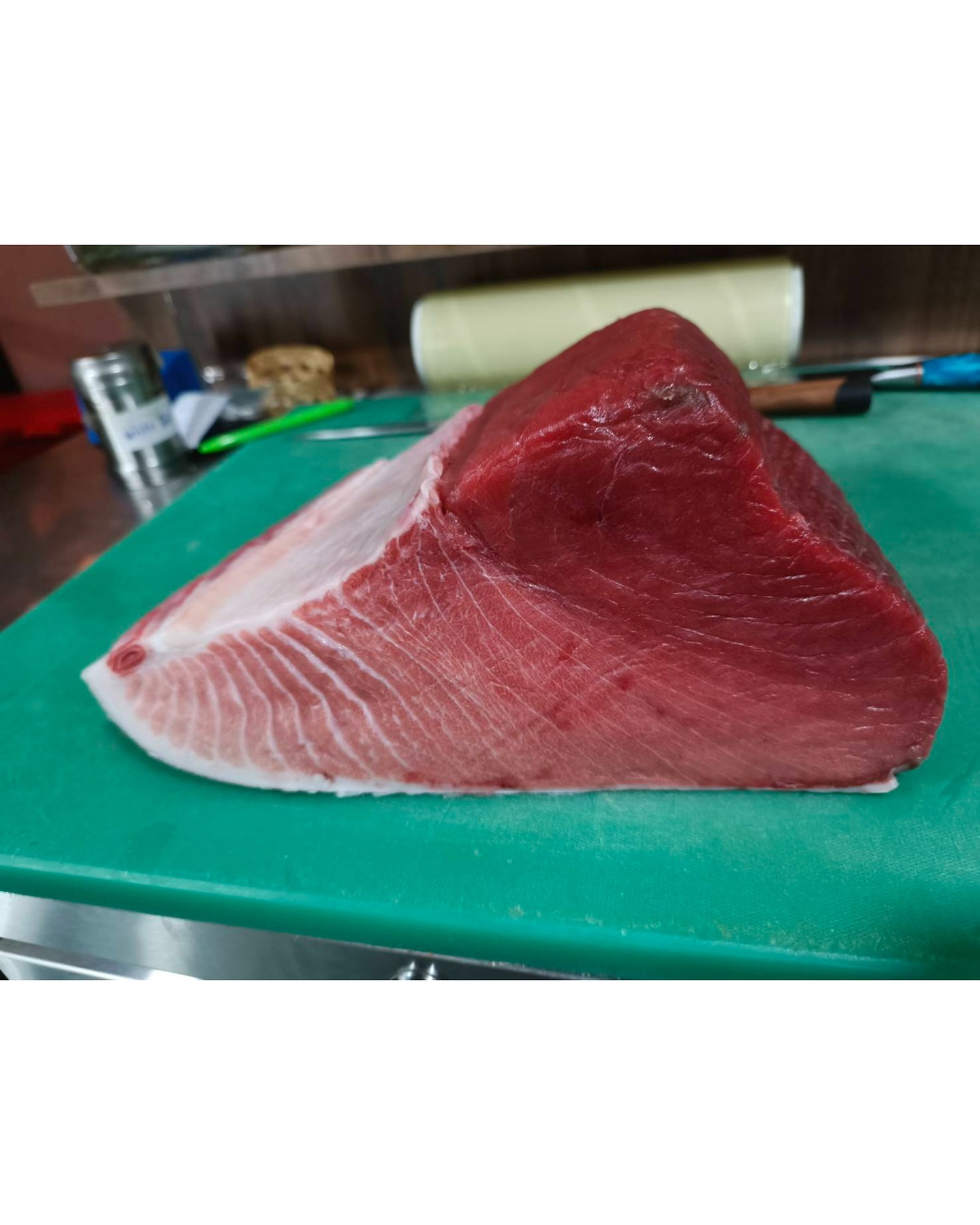 🍣皆様、お待たせいたしました！毎週火曜日と木曜日は、鮮度抜群のマグロが当店に入荷いたします✨新鮮さをそのままに、心を込めた一皿をご提供いたします。脂の乗った絶品マグロを、一度お試しくださいませ！😋 当店では、特に脂身の多い、血の少ないマグロを厳選しております。口の中でとろける極上の味わいを、ぜひ体験してみてください。お友達やご家族ともぜひ一緒に遊びに来てくださいね❣️ 居心地の良い空間で、至福のひとときをお楽しみください。皆様のご来店を心よりお待ちしております♪ 🔥本日も美味しいお酒と共に、楽しい時間をお過ごしいただけるよう準備万端です。今夜はぜひ、わたしたちと一緒に過ごしませんか？🥳 🔪🎨 #居酒屋 #マグロ #新鮮 #和食 #グルメ...