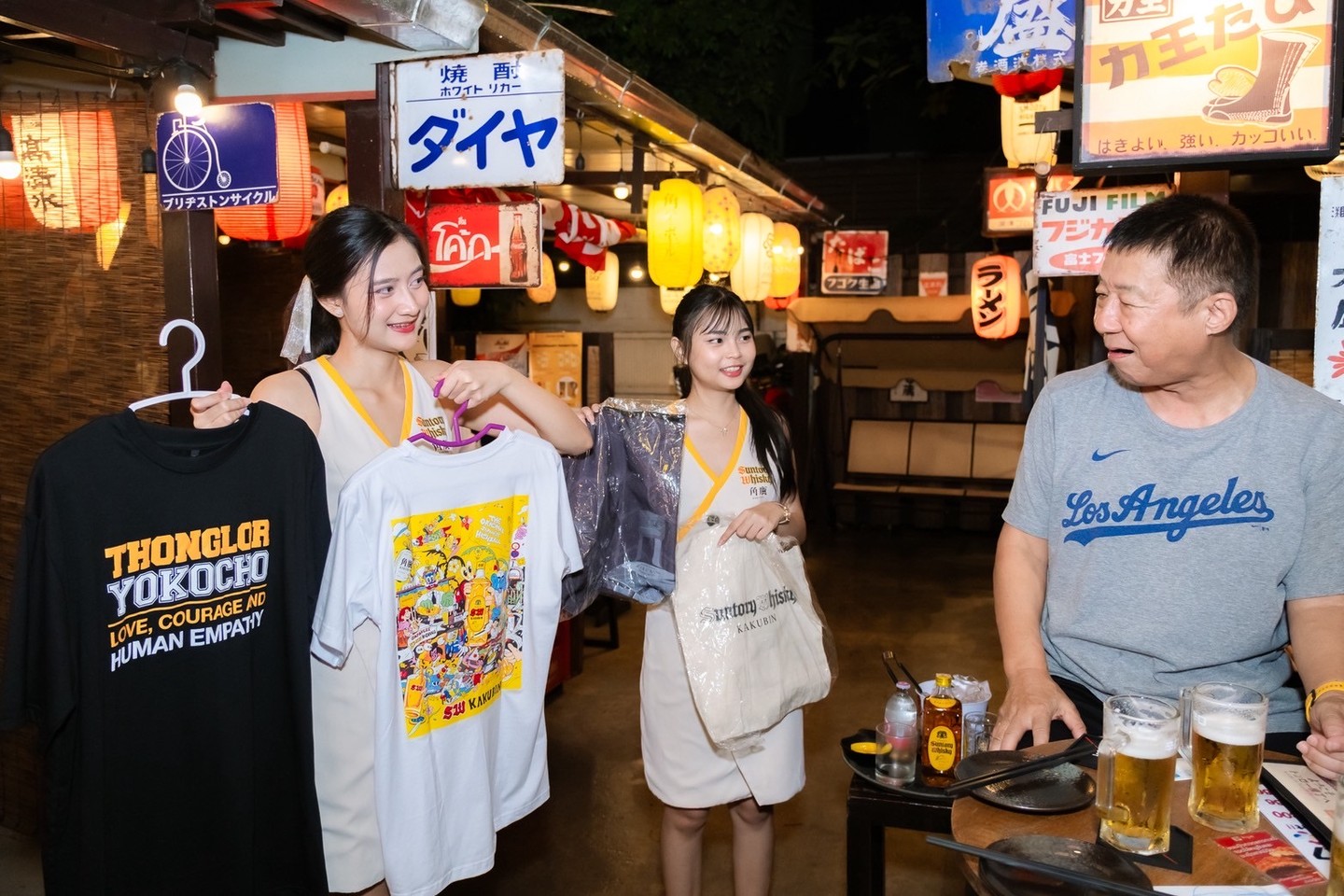 Thonglor 横丁‼️ 在这家充满活力、充满昭和复古气息的居酒屋，享受一段温馨的时光。🥳 享用美味佳肴、畅玩游戏等等。♟️ 期待您的光临‼️😌 在这里，您可以饱餐一顿，填饱肚子，放松身心，是下班后小酌一杯或与朋友欢聚的理想场所。🎵 在充满昭和风情的怀旧空间里，享受轻松愉快的交谈。⁉️ 我们的员工将竭诚为您服务，让您更加享受这段特别的时光。🙌 带上您的亲朋好友，来吧👏🍻 美味的食物和美好的时光在通罗横丁恭候您的光临。🤝🎊...