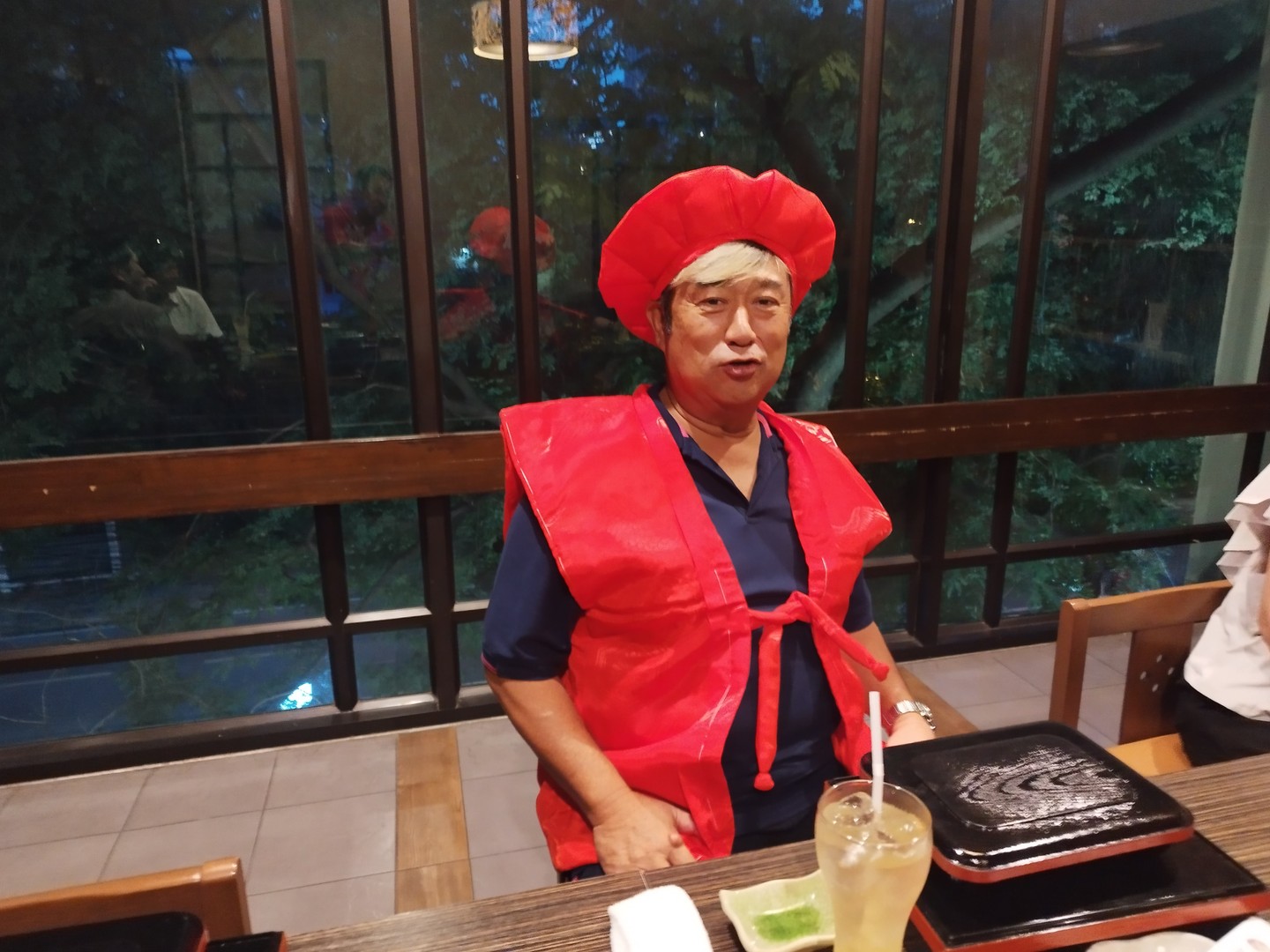 【還暦のお祝いを寅次郎でぜひ！】 　大切な方の還暦のお祝いを、心に残るひとときにしませんか？寅次郎では、還暦のお祝いをされる方のために「赤いちゃんちゃんこ」の無料貸し出しサービスを行っております。温かみのある伝統衣装を身にまとい、笑顔あふれる記念写真を撮影をぜひ！ 　本日は創業以来お世話になったいる籬（まがき）さんの還暦祝いをさせて頂きました。籬さん、還暦おめでとうございます！ 　個室のご予約も受け付けていますので、ぜひお問い合わせください。 　心を込めて作るお料理や、厳選されたドリンクを揃えて、皆様のご来店をお待ちしております。 　詳しい内容やご質問がございましたらお気軽にご連絡ください。事前のご予約をおすすめいたします。 [ฉลองวันเกิดครบรอบ 60 ปีของคุณที่ Torajiro!]...