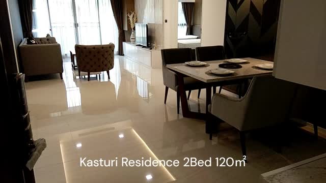 トンローの中心地に位置する人気物件、Kasturi Residenceのご紹介です🏢✨。現在、1ベッドルームと2ベッドルームに空室がございます。お家賃には、メイドサービス、インターネット、日本のテレビ、さらには水道代が含まれていますので、安心してお住まいいただけます😌。 お部屋は最新の内装で美しく、広さも程々ながら快適にお過ごしいただけます。特に2ベッドルームには日本タイプのお風呂があり、他にも貸し切り大浴場をご利用いただけるので、日本人の方や日本の生活に慣れ親しんだ方に最適です🛁。 さらに、広めのプール🏊‍♀️、キッズルーム、屋外の遊び場⛹️‍♂️、ゴルフシミュレーター⛳️、バーベキュー広場🍖といった充実の施設もあり、快適な生活をサポートします。この機会をお見逃しなく！！😊。 #トンロー #KasturiResidence #バンコクライフ #賃貸情報 #日本人向け #快適ライフ...