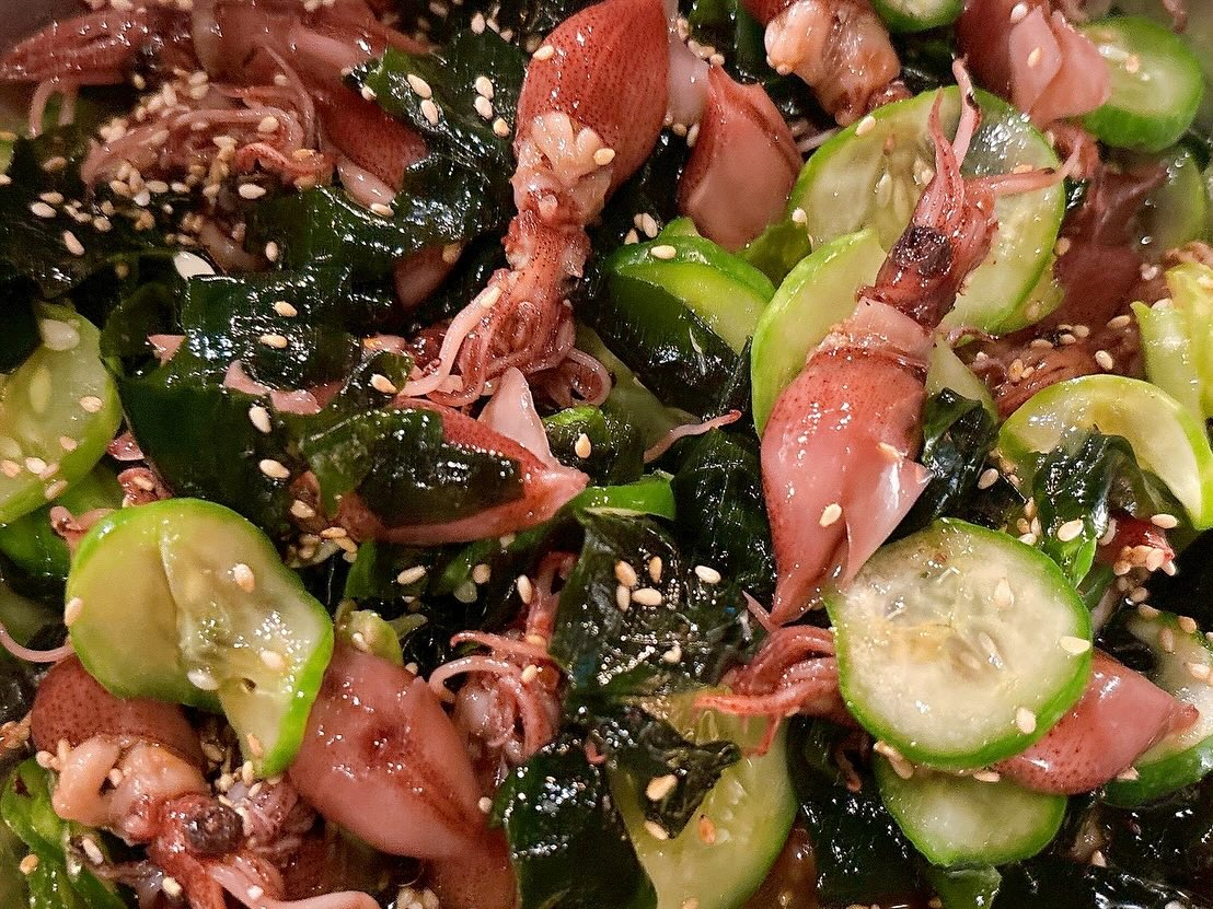 本日も絶賛営業開始です おひとりさま大歓迎！ カウンター席大人気 おばんざい、鉄板焼きメニュー 二階テーブル席、三階個室完備 一階カウンター席でもオーダー可能です 黒兵衛では 各種ご宴会のご予約承ります♪ コース1,000バーツ〜 飲み放題...