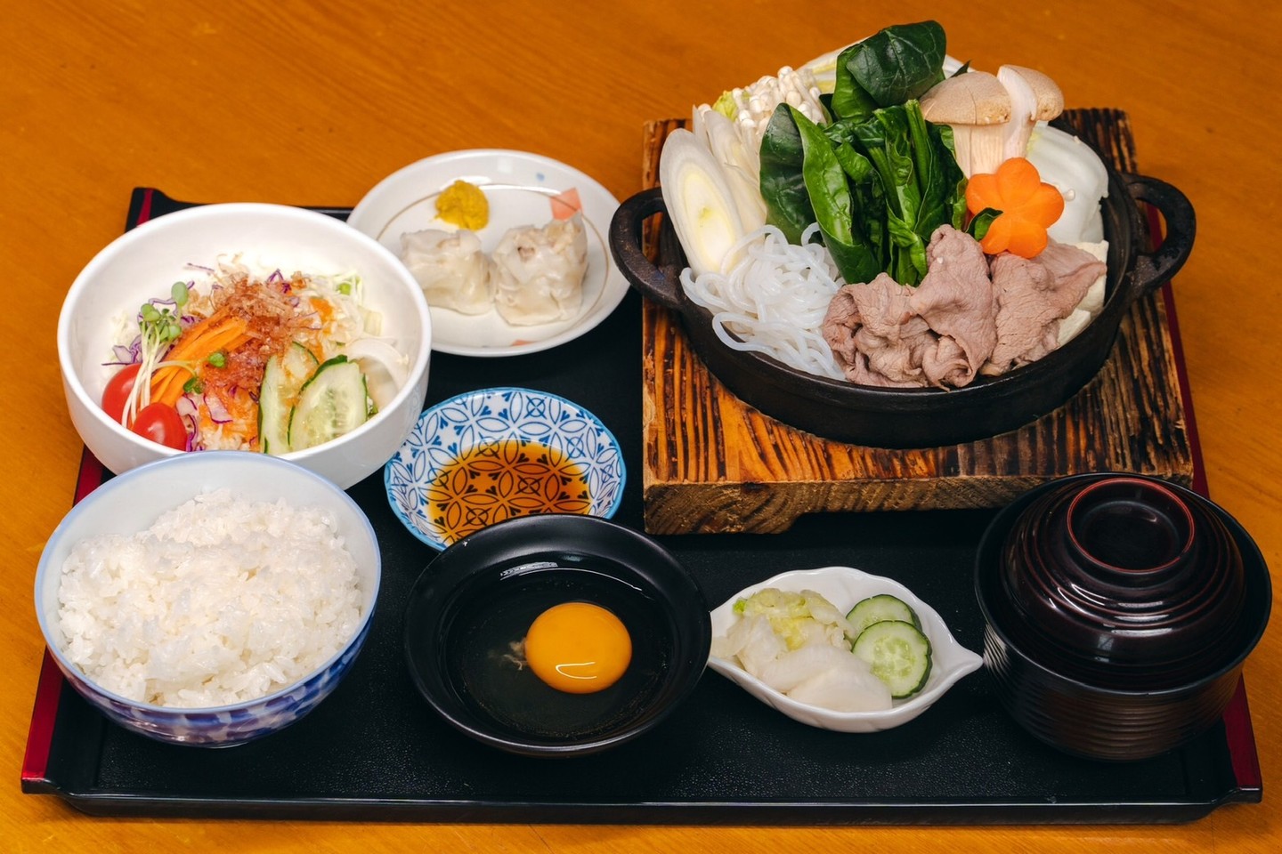 🍲✨ยินดีต้อนรับสู่รสชาติแห่งญี่ปุ่นแท้ๆ ที่ร้านISSHINของเรา! วันนี้เราขอนำเสนอเมนูสุดพิเศษ "สุกี้ยากี้เซ็ต" ที่อัดแน่นไปด้วยความอร่อย😋 เนื้อวัวคุณภาพสูงละลายในปาก พร้อมเส้นคอนยัค🐄🍜และผักสดหลากหลายชนิดอย่างกะหล่ำปลีขาว🍃 แครอท🥕 และต้นหอม🌿 ทุกคำคือความพิถีพิถันของเราในแบบฉบับญี่ปุ่นแท้ๆ...