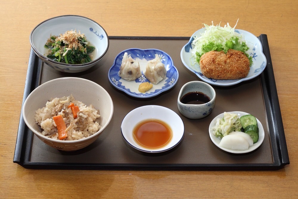 🍜 皆さまのご愛顧いただいている当店の定番『蕎麦コース膳』をご紹介いたします✨ まずは前菜として、彩り豊かな漬物に始まり、絶品のいかしゅうまい🦑、香り豊かな炊き込みご飯🍚 またはほっこりとしたおにぎり🍙、そしてサクサクのコロッケがテーブルに並びます。美味しさの数々が詰まった前菜をゆっくりとお楽しみください。そしてメインには、お好みの蕎麦またはうどんをお選びいただけます。「あたたかいうどんでホッとしたい」「冷たい蕎麦でさっぱりと」…どちらも存分にお楽しみいただけます。長く愛されているこのコースで心もお腹も幸せにしてください😊✨ ぜひ皆様のご来店を心よりお待ち申し上げております🌿 🍴 #和食 #蕎麦コース #いかしゅうまい #コロッケ...
