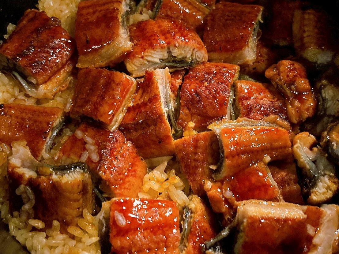 華金だよ　全員集合💨 おひとりさま大歓迎！ カウンター席大人気 おばんざい、鉄板焼きメニュー 二階テーブル席、三階個室完備 一階カウンター席でもオーダー可能です 黒兵衛では 各種ご宴会のご予約承ります♪ コース1,000バーツ〜 飲み放題...