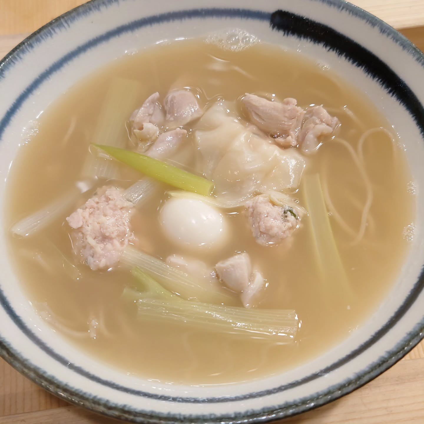 そう言えば先月誕生日を迎えていたみたい、永遠の24歳(……×2)年男だったことが判明、KaneHisaです

かしわ蕎麦290B
つゆの色が白濁してるのは通常の蕎麦出汁に鶏白湯スープを混ぜているから
和風出汁の深みと鶏ガラのコク、白醤油ベースのかえしで出来たスープに
粉の配合を工夫して切れにくくした中細麺で相性ばっちり
飲み干せる一品に仕上げてま

#KaneHisa 
#手打ち蕎麦 
#bangkok 
#โซบะ 
#かしわそば