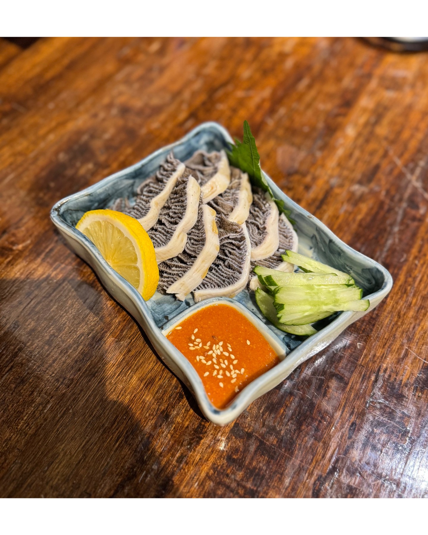 皆様こんにちは！🍶✨本日ご紹介するのは、当店自慢の新鮮な「牛センマイ刺身」🐄と「牛ハラミタタキ」🥩です。センマイ刺身は、独特の歯ごたえが魅力で、特製の味噌だれと相性抜群です。辛くも甘くも楽しめるたれがクセになる味わいを引き立てます。さらに、柔らかくて食べやすいハラミタタキは、ジューシーな旨味がしっかりと感じられ、一度食べたら忘れられない一品です。どちらもまさにお酒の最高のお供！🍻✨お仕事帰りや週末のお食事に、ぜひ一口味わってみてください！皆様のご来店を心よりお待ちしております。😋 ☎️02-000-2600 สวัสดีทุกคน! 🍶✨วันนี้เราขอแนะนำ "เนื้อโอเมนซาชิมิ" 🐄 และ "เนื้อสันนอกย่าง" 🥩 สดใหม่ของร้านเรา...
