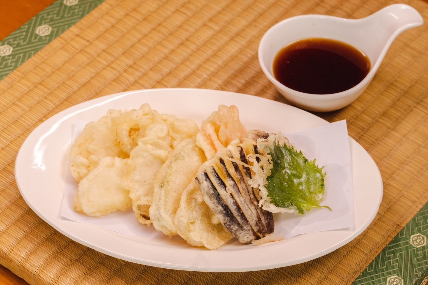 こんにちは😊🌟　和食の魅力をお届けする当店では、本日も自慢の「野菜天ぷら盛り合わせ」をご用意しました🍆🥕。秋の味覚ナスやカボチャ、芳ばしいエリンギなど、旬の野菜をサクサクの衣で包み込みました🍂✨。ひと口味わえば、やさしい野菜の風味が口いっぱいに広がります😋。天つゆや抹茶塩と一緒に、豊かな味わいをお楽しみください🎶。 お友達やご家族とリラックスしたひとときを楽しみながら、ぜひご賞味くださいませ🍽️。皆さまのご来店を心よりお待ちしております🙇‍♀️。 #和食 #天ぷら #旬の野菜 #エリンギ #ナス #カボチャ #野菜好き #食欲の秋...