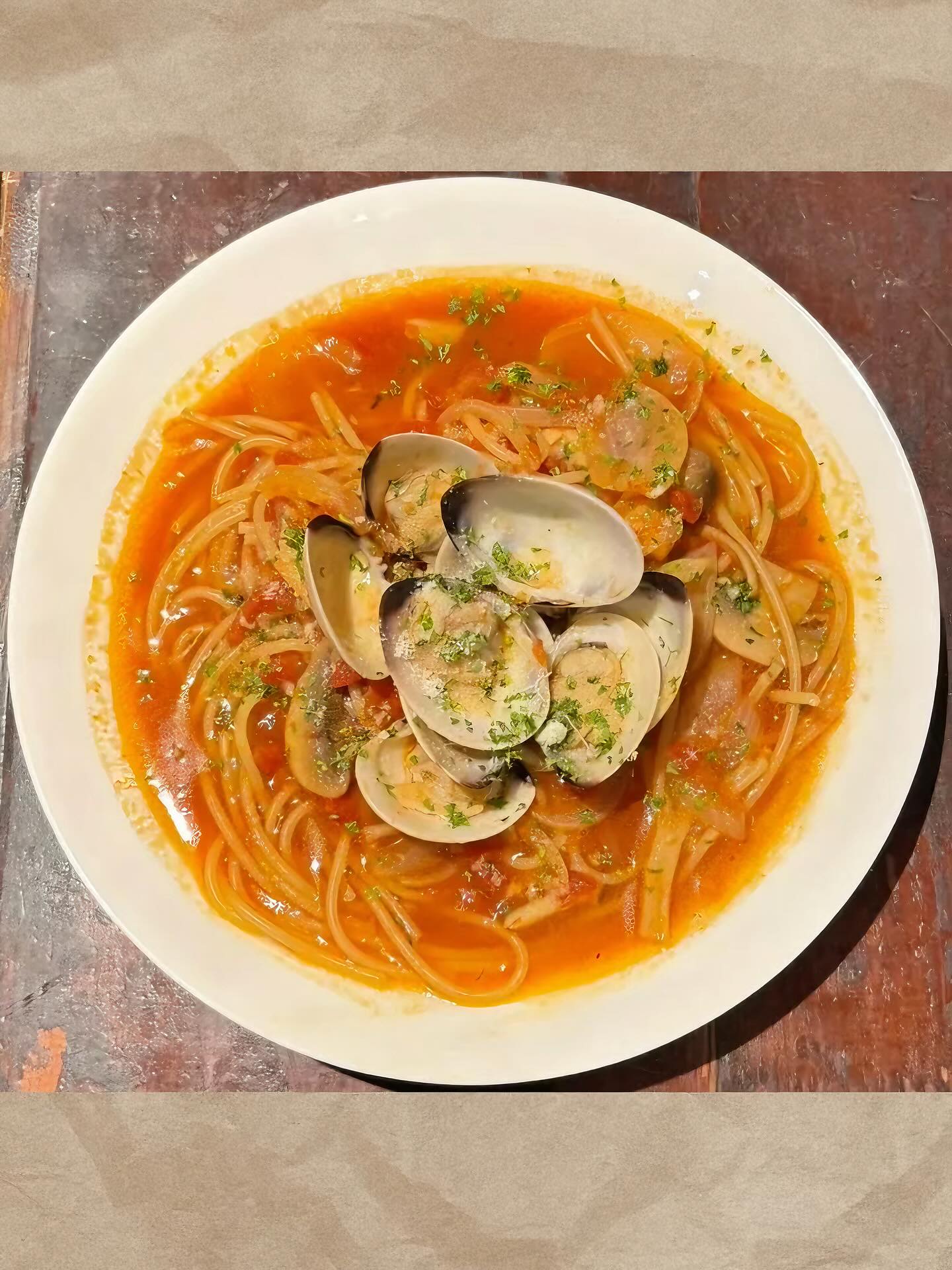 🍝 赤いボンゴレ(ハマグリのトマトスープパスタ) Vongole Rossi A refreshing touch of tomato blended...