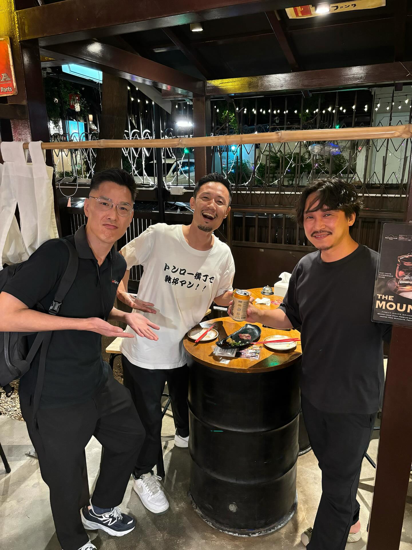 🙇‍♂️🙇 昨夜の @thonglor_yokocho も激混み！！ ありがとうございます！！ この状況で新店舗を始めれるのは有難いです トン横、カレー屋もしっかりやりながら スープパスタ、居酒屋を頑張っていく所存です！ 昨夜はウチの料理長とキッチン施工業者と🍻 酒を飲むと明るい未来の話で楽しくなりますが...