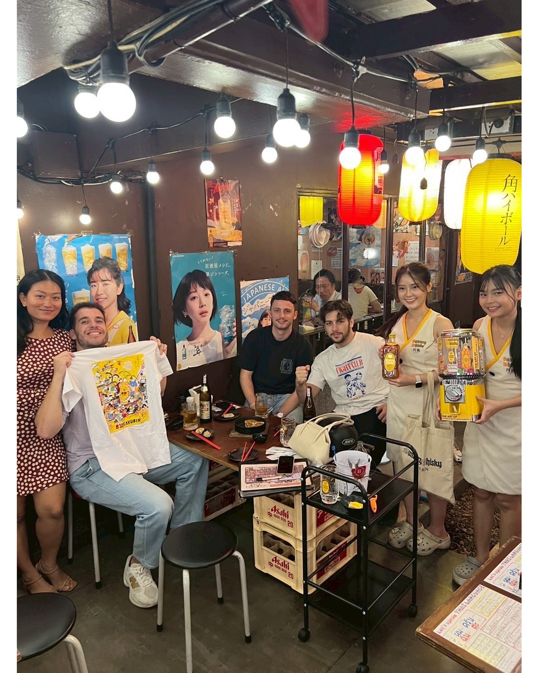 🎉 Thonglor 横丁 在充满复古昭和氛围的热闹居酒屋中，享受温馨时刻🍻 这里有美味的食物、有趣的游戏和欢声笑语。🎯✨ 非常适合下班后小酌一杯，或与朋友小聚🙌 在怀旧与活力交融的空间里，享受轻松愉快的交谈🌸 我们的员工将竭诚为您服务😊 带上您的亲朋好友，来吧👏 在通罗横丁享用美味佳肴，度过美好时光🥳🍶...