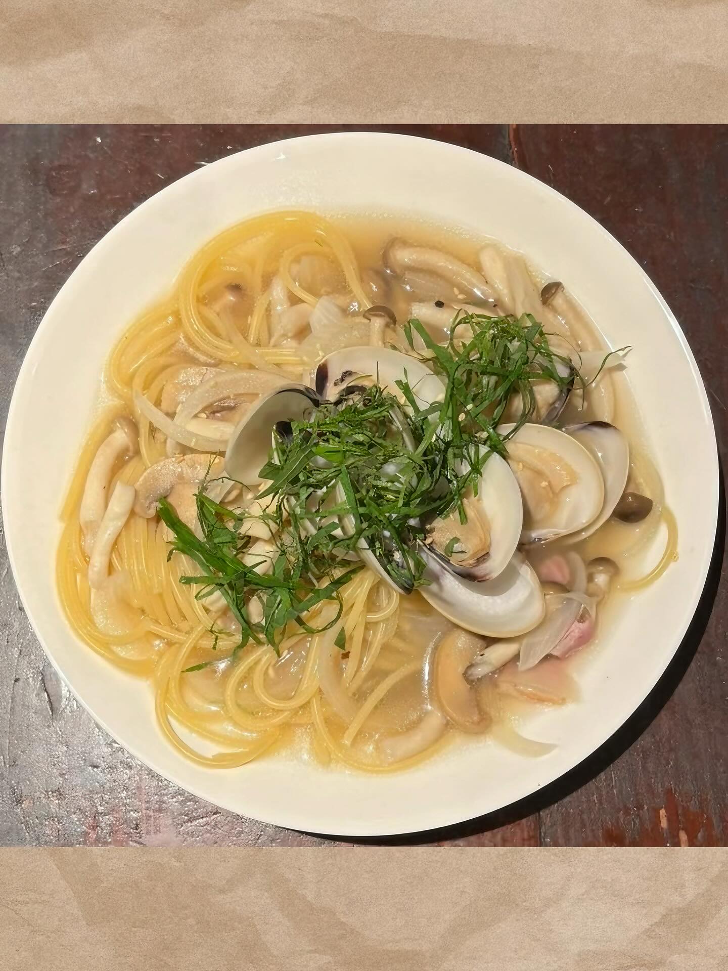 🍲 白いボンゴレ(ハマグリの塩スープパスタ) Vongole🦪 A bowl of clam soup brimming with...