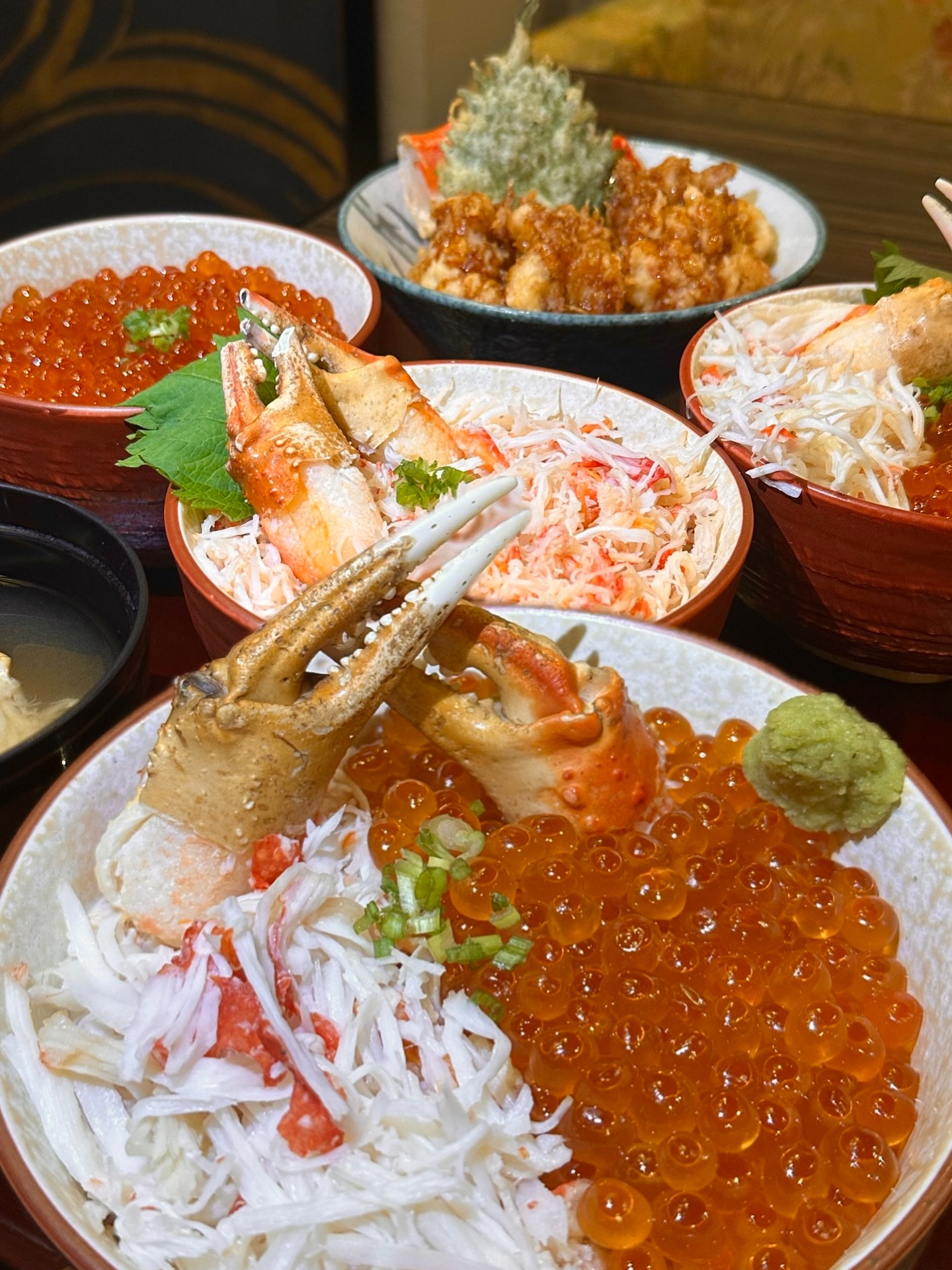 ✨食べ放題だけじゃない！✨
当店ではアラカルトメニューも豊富にご用意しています🍣
さらに…タラバ食べ放題プランに＋2,000Bで、アラカルト全品も食べ放題に🦀🎉

✨บุฟเฟ่ต์อย่างเดียวไม่พอ!✨
ร้านเรามีเมนูจานเดี่ยว (A la carte) ให้เลือกหลากหลายด้วย 🍣
และพิเศษสุด…เพิ่มเพียง 2,000 บาทจากแพ็กเกจบุฟเฟ่ต์ปูทาราบะ คุณก็สามารถทานเมนูจานเดี่ยวทั้งหมดแบบไม่อั้นได้ 🦀🎉