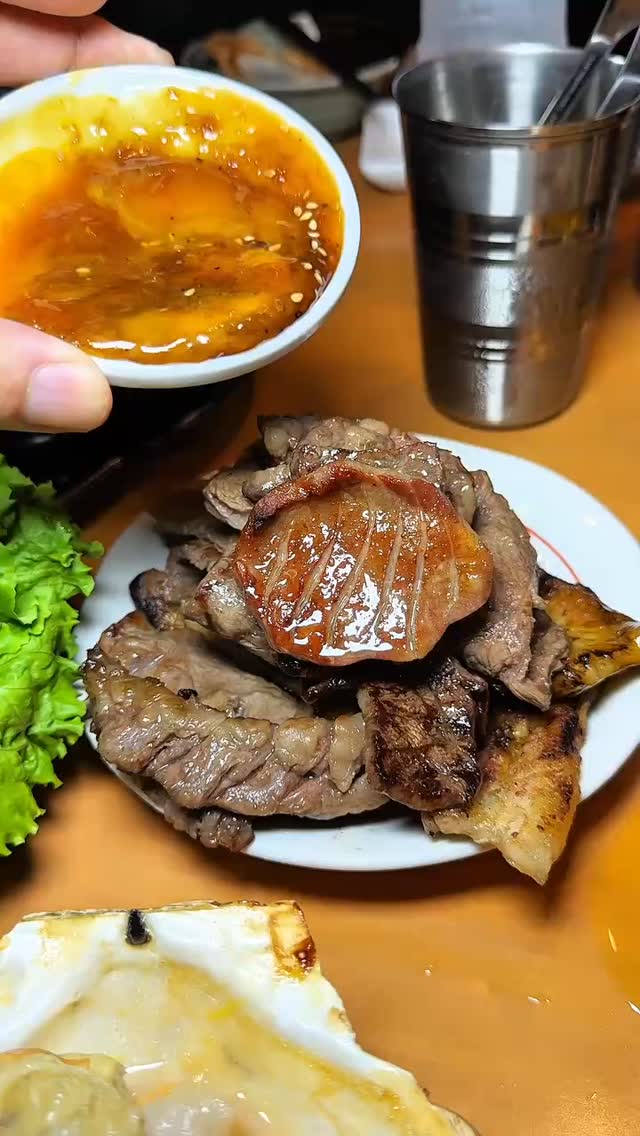 ✨お腹がペコペコの皆さん！見た目も美味しい焼肉メニュー動画でお届けします🔥 長ーいユッケ寿司はいかがですか？🍣🤤💛ウニを贅沢にトッピングして、旨味が倍増！ インスタ映えも間違いなし📸✨。美味しさとビジュアルを両方楽しんで下さい🎉 当店の自慢の黄身入り焼肉ソースもぜひご堪能ください🍷💬 友達や家族との集まりにぴったりなメニューで、心もお腹も満たしちゃいましょう😊🌸 ご来店お待ちしております🙏💕 ✨Hungry?! We've got a...