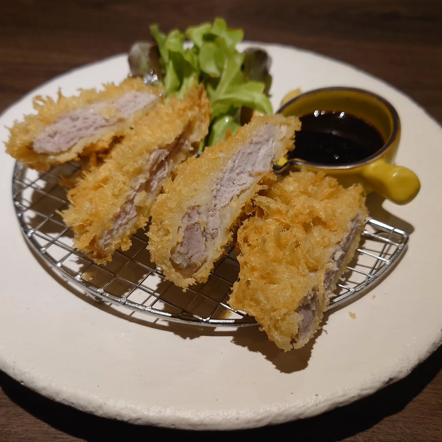 帰りに7寄って飲み物とシャンプー🧴買ってたら、飲み物と一緒にシャンプーも冷蔵庫にしまったのはワタクシです、KaneHisaです

とんかつ180B
色々と紆余曲折ありましたが、しれっとヒレ肉に変わりました
柔らかくてジューシーに、ラードで揚げて香りよく
冷ぶっかけ謎の名品「とんかつぶっかけ蕎麦」もヒレ肉になるどす

#KaneHisa 
#手打ち蕎麦 
#bangkok 
#โซบะ 
#とんかつ