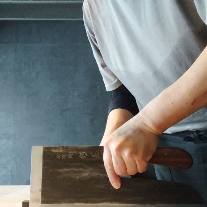 蕎麦打ちに興味ある人いる？「大人の趣味講座、手打ち蕎麦教室」とかやったら来る人✋上げて、KaneHisaです

粉に水混ぜて、捏ねて、あーしてこーして
カクカクシカジカで、包丁で切ったら蕎麦に成る、と
これを毎日やっているんだけど、まぁまぁな肉体労働で、肩とか背中とかガッチガチな筋肉になっております
今日も美味しいお蕎麦作って待ってまーす

#KaneHisa 
#手打ち蕎麦 
#bangkok 
#โซบะ 
#蕎麦打ち