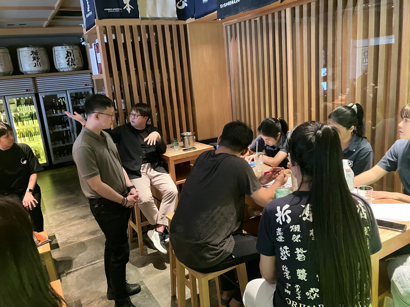 🌟皆様、こんばんは！折原商店バーでは、本日も心を込めて営業中です🍶✨
当店自慢のスタッフは、定期的に日本酒のトレーニングを受け、美味しいお酒選びのプロフェッショナルとして皆様をおもてなし致します💁‍♂️✨

日本酒の奥深い世界に詳しいスタッフが、あなたの好みにぴったりな一杯を心を込めてご提案✋
お一人様でも、グループでも、皆様の大切なひとときをお手伝いできれば嬉しいです😊
皆様のお越しを心よりお待ちしております！

#日本酒
#折原商店
#oriharashoten
#nihonshu
#sake
#oriharashotenbangkok
#折原商店バンコク
#sakebar