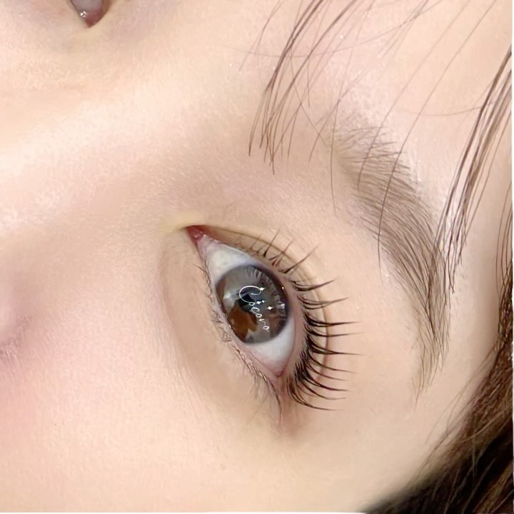 まつげパーマでぱっちりな目元を手に入れましょう👸🏼

まつげのケアは日々の積み重ねが大切です！

育毛効果の高い美容液で健康的なまつげを育てながら、保湿もわすれずにしっかりキープ✨

マスカラタイプのコート剤を使えば、カールが一日中続きますし、まつげをしっかり保護します。🌿

是非ご相談ください。ご予約お待ちしています！

Get bolder, more defined eyes with an eyelash perm! 👸🏼

Lash care is a daily commitment!

Nurture healthy lashes with a hair-growth serum, while keeping them moisturized. ✨

Using a mascara-type coating will keep your lashes curled all day and protect them. 🌿

Please feel free to contact us. We look forward to your appointment!

🧚🏼For Women’s & Men’s

📍BTS Phrom Phong พร้อมพงษ์
(Sukhumvit39 ซ. สุขุมวิท 39)
https://maps.app.goo.gl/FA2nE1kQDGGQj9VF6?g_st=il

⏰ Open: 9am-6pm(last call)
Tue & Other : CLOSED

💌https://lin.ee/ciIv84L

#bangkok
#phromphong
#sukhumvit39
#bangkoklife
#bangkokbeauty
#バンコク
#プロンポン
#スクンビット39
#バンコク生活
#タイ美容
#พร้อมพงษ์
#สุขุมวิท39
#まつげパーマ
#ラッシュリフト
#eyelashperm
#lashlift