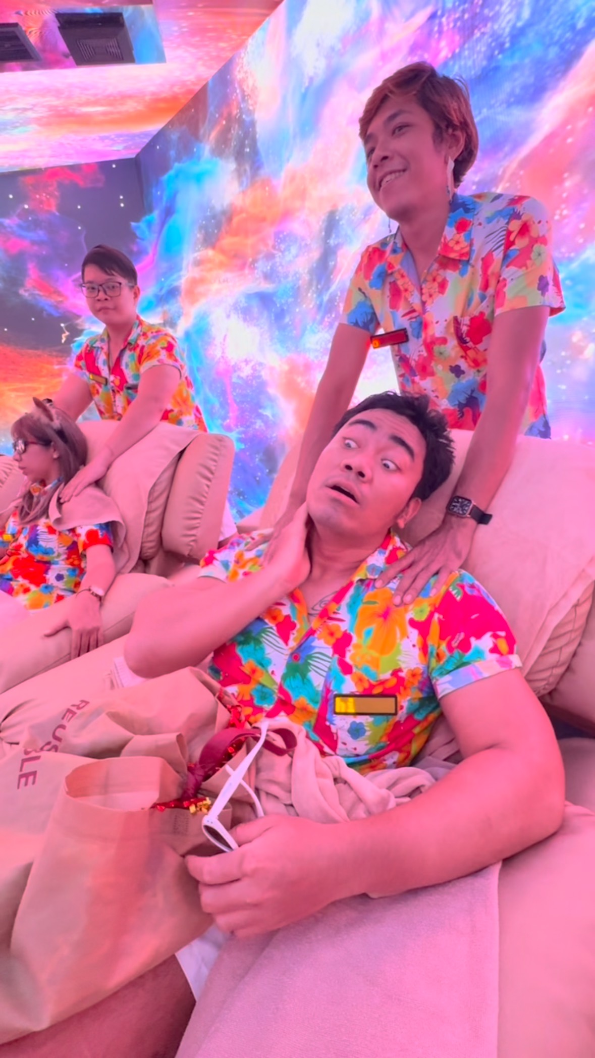 👶 “Could you give up your seat for me…?”
A heartwarming moment—until the unexpected twist! 😂
Disclaimer: This never actually happens 🙈

📍 Bradbury - Soi Sukhumvit 61
⏰ 12:00 – 0:00
#BRADBURY #massage #bangkoktrip #funnyvideo #InstaWorthy #skit