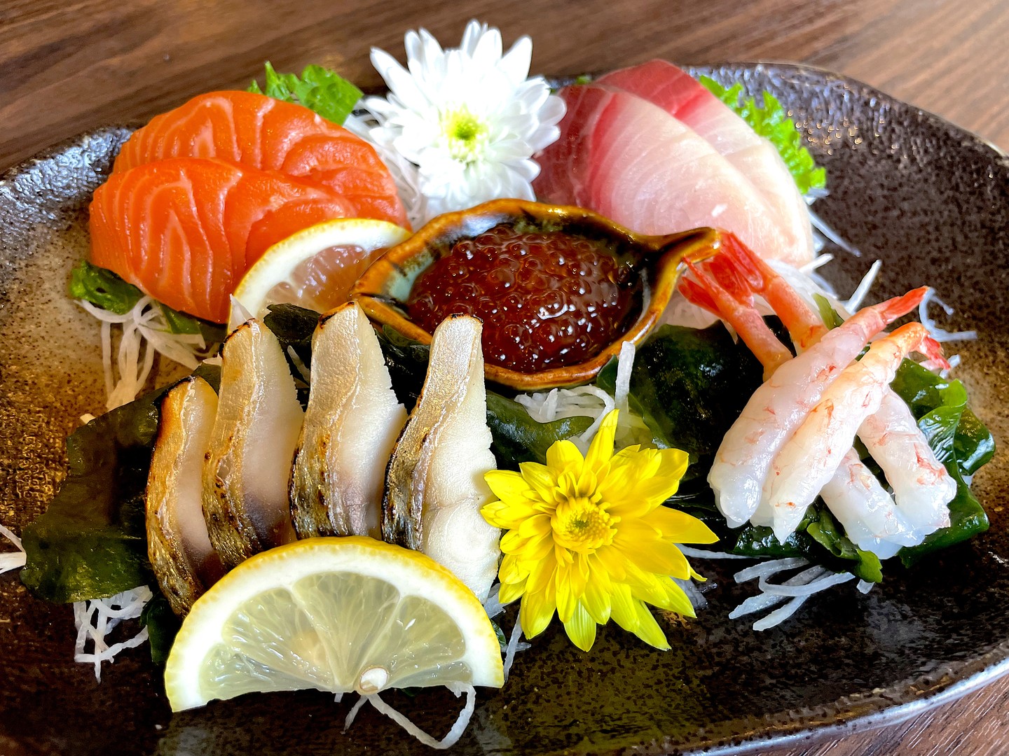 ซาชิมิเป็นอาหารญี่ปุ่น 🍣 ที่หลายคนหลงรักด้วยความสดใหม่และรสชาติที่เป็นเอกลักษณ์ การทานซาชิมิถือเป็นศิลปะอย่างหนึ่งที่เน้นถึงการเลือกใช้วัตถุดิบที่สดและคุณภาพดี 🐟 ตามด้วยการหั่นที่พิถีพิถัน ทั้งนี้เพื่อให้ได้รสสัมผัสที่ยอดเยี่ยมและคงรสชาติของวัตถุดิบให้ได้มากที่สุด

ในมื้อที่มีซาชิมิ จัดว่าเป็นมื้อที่สร้างความสุขให้กับผู้ทานได้อย่างแท้จริง เพราะเมื่อทานควบคู่กับโชยุและวาซาบิ 🥢 รสชาติที่หลากหลายแต่กลมกล่อมจะทำให้ทุกคำที่ทานมีความพิเศษ การจัดวางซาชิมิก็ไม่แพ้การทำอาหารประเภทอื่น 🖌️ ความงามและการเรียงลำดับสีของเนื้อปลาบนจานจะเชื้อเชิญให้น่าลิ้มลองมากขึ้น

ซาชิมิไม่ได้เป็นเพียงแค่อาหารธรรมดา แต่ยังเป็นสัญลักษณ์ของวัฒนธรรมและประเพณีอันล้ำค่าของญี่ปุ่น 🎎

刺身は、その新鮮さと独特の風味で多くの人に愛されている日本料理🍣です。刺身を食べることは芸術であり、新鮮で高品質な食材🐟を選び、最高の食感と素材の風味を最大限に引き出すために、細心の注意を払って切り分けることが求められます。

刺身を使った料理はまさに至福のひとときです。醤油とワサビ🥢と合わせると、多様でありながら調和のとれた味わいが、一口ごとに特別な味わいを醸し出します。刺身の盛り付けは、他の料理スタイル🖌️と何ら変わりません。皿の上で美しく盛り付けられた魚の彩りは、舌の上でさらに食欲をそそります。

刺身は単なるシンプルな料理ではなく、日本文化と豊かな伝統🎎の象徴でもあります。

#Sashimi
#JapaneseCuisine
#LunchIdeas
#CuisineArt
#DeliciousDishes
#Chofu
#J-Park