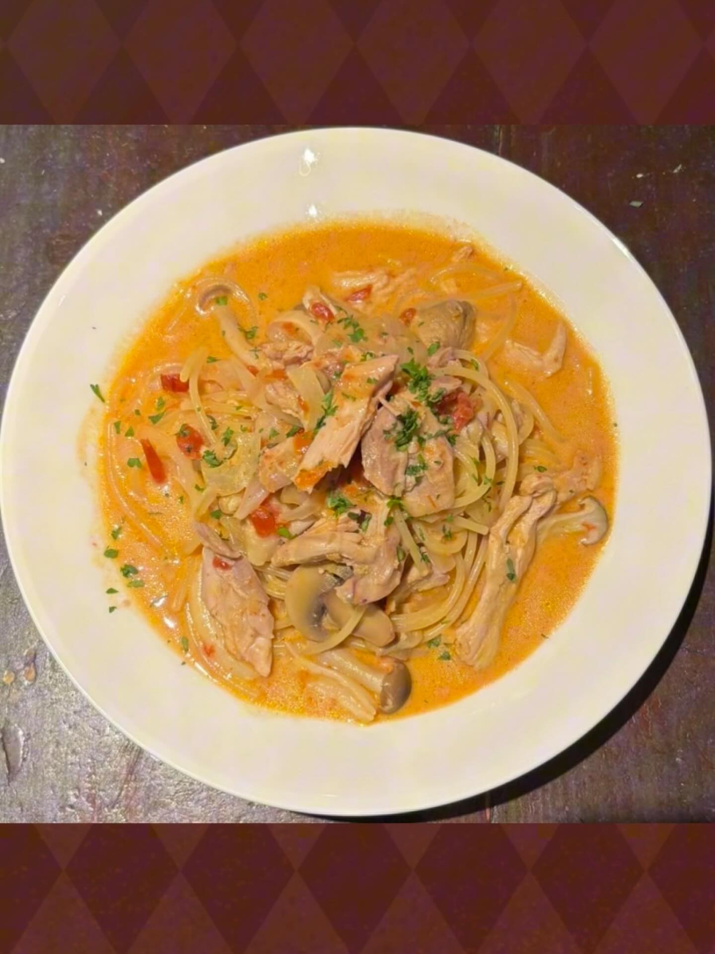 チキンたっぷりトマトクリーム
Chicken Tomato Cream

A rich burst of tomato and the gentle touch of cream fill every bite, with the savory flavor of chicken lingering beautifully.

口いっぱいに広がるトマトの濃厚さとクリームのやさしさ。チキンの旨みがあとを引きます。

現在トンロー横丁にて50Baht引きで提供中🍝

パスタソースとなるスープは、試行錯誤を重ねて完成しました。コトコト煮込んだふんだん野菜、鶏と昆布の旨み、ほのかに舌を刺激するガーリックとペッパー。丁寧に煮込んだ自慢のスープをご堪能あれ！！

#スープパスタ #スープパスタ専門店 #トンロー #トンローグルメ #souppasta #pastalover #thonglor #bkkfood 🇹🇭