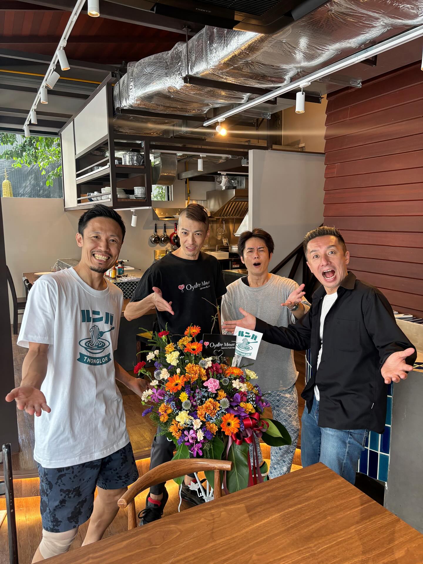 <OPEN>
明日から開けます🈺11:30-15:00(Lo.14:30)
まずはランチ営業のみからスタートです
まだ看板もないし2階は未完だし内装も途中ですが
始めながら変えて行きます！！

不慣れで提供時間が遅くなるかもしれないので今月中は
“ソフトドリンク無料”でやらせていただきます🥤

物件契約してから3ヶ月半経ちました。
いよいよです、ワクワクです、皆様…
ピリッとよろしくお願いします🙇🙇‍♂️

#スープパスタ #トンロー横丁 #北海道スープカレー屋 
#トンロー #トンローランチ #バンコクグルメ #🇹🇭

※
来週末を目処に夜の居酒屋営業も開始予定
素敵な雰囲気作りを心掛け美味しいと笑顔を☺️

※※
@oystermania_sk31 の皆さま
お花🌸ありがとうございます！！