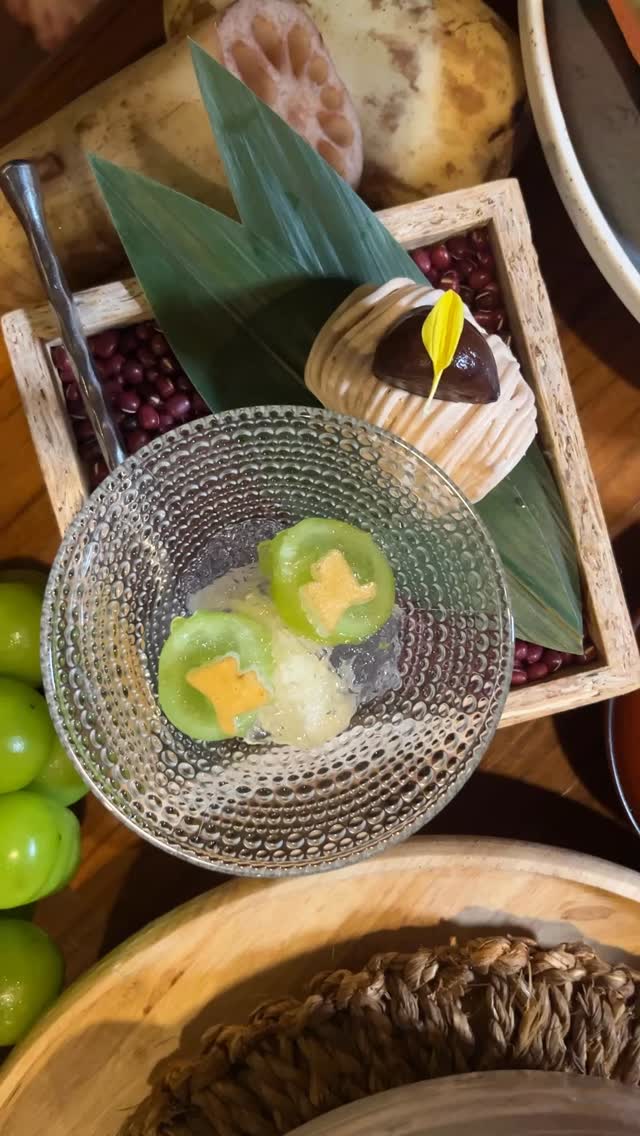 🌰自家製小豆モンブランと梨とシャインマスカットのライチジュレ

「ほっくり甘い自家製小豆モンブランに、瑞々しい梨とシャインマスカットを添え、爽やかなライチジュレで仕上げました。秋の恵みを感じる、彩り豊かで上品なデザートです。

おまかせコースでお召し上がりいただけます。
完全個室で、秋の味覚を存分に楽しめる自家製デザートをご堪能ください。」

“Enjoy our homemade Azuki Mont Blanc, paired with juicy pear and Shine Muscat grapes, finished with a refreshing lychee jelly. A colorful and elegant dessert that celebrates the flavors of autumn.

Available in our Omakase course.
Savor this seasonal homemade dessert in a private room and indulge in the taste of autumn.”

*-*-*-*-*-*-*-*-*-*-*-*-*-*-*-*-
📝Bokking Via Line
＠shakarich
*-*-*-*-*-*-*-*-*-*-*-*-*-*-*-*-

🍴SHAKARICH
📍Thonglor Soi 14
🕚11:00-late
📞02-045-4032
🚪12 Private Rooms
(From 2P up to 22P)
🅿️Thonglor13 Home Place

📱097-053-9928
(Japanese)

#AutumnDessert #MontBlanc #ShineMuscat #LycheeJelly #SeasonalSweets #Omakase #PrivateDining #JapaneseDessert #HomemadeSweets #TasteOfAutumn