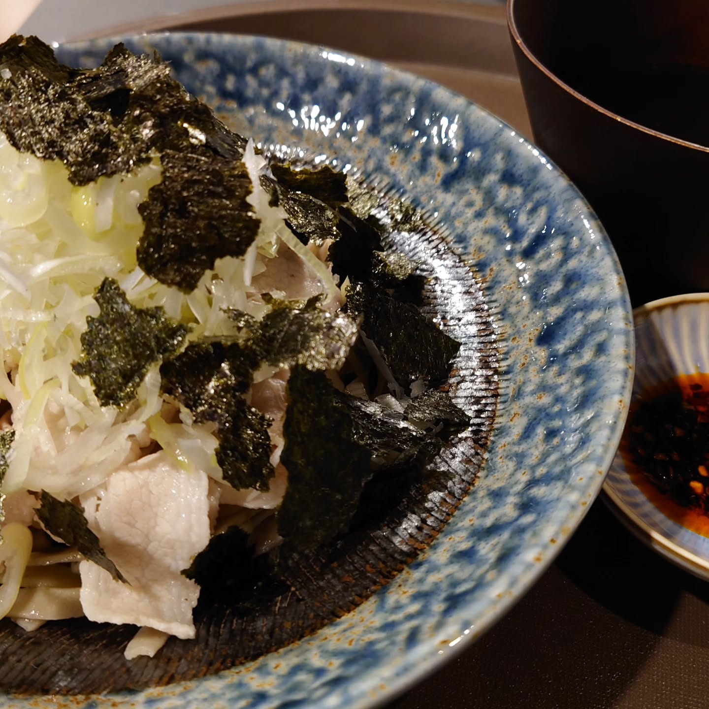 最近朝二度寝が常態化してきました、KaneHisaです

豚しゃぶラー油蕎麦360B
魅惑の平打ち麺にたっぷりの豚しゃぶ肉と長葱、白ごまに海苔をかけまくった奴
自家製ラー油の辛さと麺つゆの相性良し
パクパクいけちゃう一品に仕上げてま

元ネタは日本の立ち食いそば屋さんからパクリ…もとい敬意を持って参考にさせていただきましたw

#KaneHisa
#手打ち蕎麦 
#bangkok 
#โซบะ 
#豚しゃぶラー油蕎麦 
#魅惑の平打ち麺

おかげで今日は健康診断をすっぽかすところでしたD◯Mクリニックの皆様ご迷惑おかけしましたm(_ _)m