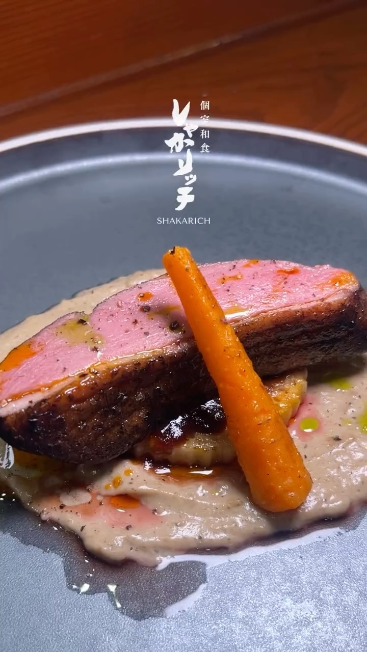 Seasonal Omakase Course from 1800⁺⁺

Tender duck, first slow-cooked at low temperature, then finished over charcoal to bring out a deep aroma and rich flavor.
The smoky fragrance perfectly complements the juiciness of the duck.

Paired beautifully with our homemade mushroom Champignon sauce, this dish captures the essence of the season.
Enjoy an elegant dining experience in a modern Japanese private room✨

🍁 季節のおまかせコース 1800⁺⁺～

低温でじっくり火入れした鴨肉を、仕上げに炭火で香ばしく。
炭の芳ばしい香りが鴨の旨みをより一層引き立てます。

きのこをたっぷり使った自家製シャンピニオンソースとの相性も抜群✨
香りと味わいのハーモニーを、和モダンな個室でゆったりとご堪能ください🍶

*-*-*-*-*-*-*-*-*-*-*-*-*-*-*-*-
📝Bokking Via Line
＠shakarich
*-*-*-*-*-*-*-*-*-*-*-*-*-*-*-*-

🍴SHAKARICH
📍Thonglor Soi 14
🕚11:00-late
📞02-045-4032
🚪12 Private Rooms
(From 2P up to 22P)
🅿️Thonglor13 Home Place

📱097-053-9928
(Japanese)

#shakarich#omakase #duckdish #japanesefood #charcoalgrill #champignonsauce #和食 #おまかせコース #鴨料理 #炭火焼き #シャンピニオンソース #和モダン #完全個室 #季節の味 #美食時間 #gptjp
