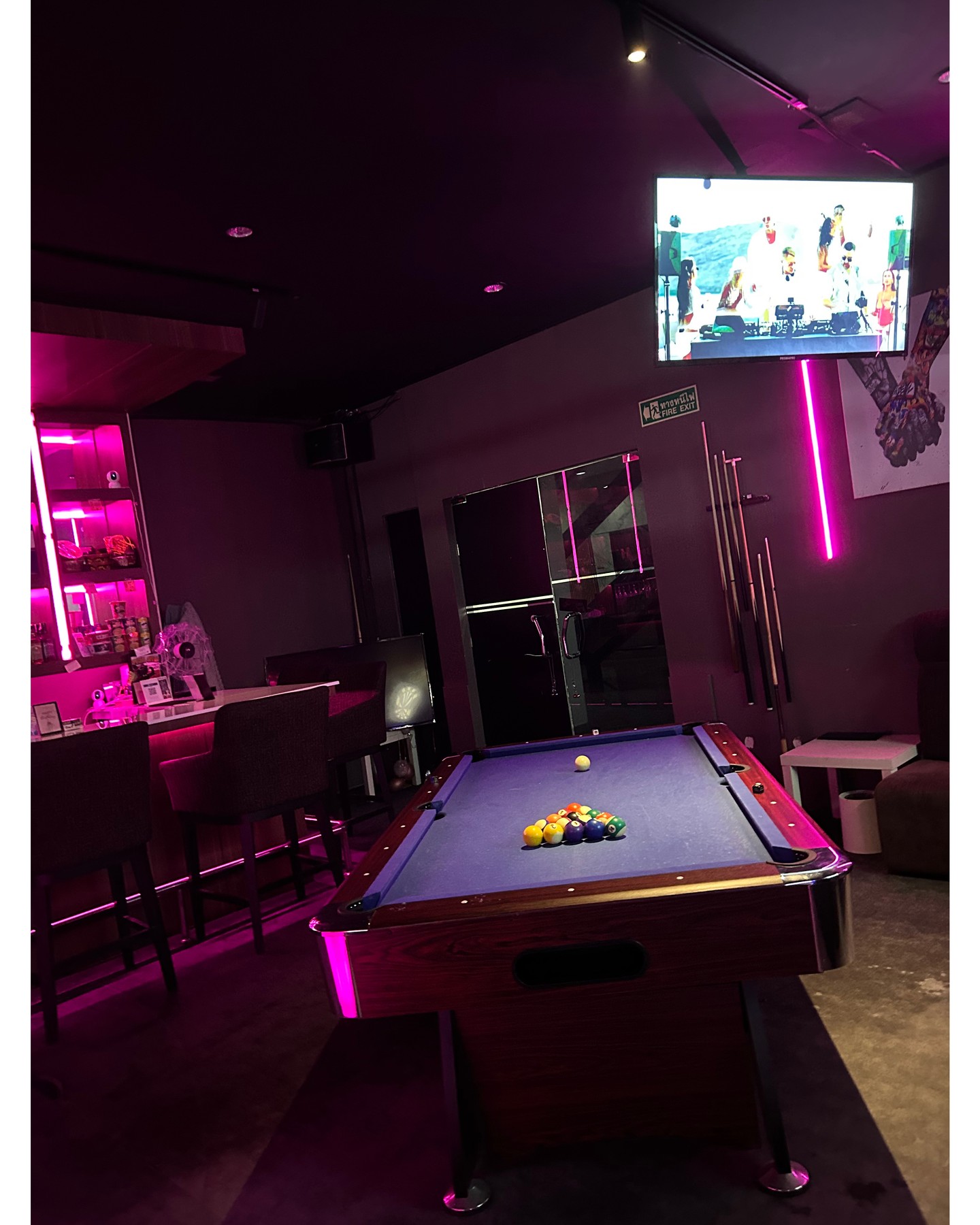 🍹✨今週も元気に営業中！✨🍻

大変お待たせしました！私たちのバーは火曜日から日曜日まで、毎日9時にドアをオープンいたします🌟。カラオケ🎤やダーツ🎯、ビリヤード🎱で、さまざまなアクティビティをお楽しみいただけます。あなたの歌声をみんなに披露するチャンスですよ！もちろん、ドリンクも美味しさ満点🥂。

当店のスタッフは、皆様に楽しい時間を提供するために、いつでも笑顔でスタンバイしています💁‍♂️💁‍♀️。彼らもカラオケやダーツが得意なので、一緒に遊ぶと盛り上がること間違いなしです💃🕺。

月曜日はお休みをいただいていますので、お間違えのないようにお願いします🙏。皆様のお越しを心よりお待ちしております💖。思い出に残る夜を私たちと一緒に過ごしましょう！

🍹✨We're open and bustling this week! ✨🍻

Thank you for waiting! Our bar opens its doors at 9 AM every day, Tuesday through Sunday!🌟 Enjoy a variety of activities, including karaoke🎤, darts🎯, and billiards🎱. This is your chance to show off your singing voice! And of course, our drinks are delicious!🥂

Our staff is always ready and waiting, smiling and ready to help you have a great time!💁‍♂️💁‍♀️. They're also skilled at karaoke and darts, so playing together is sure to be a blast!💃🕺

Please note that we're closed on Mondays.🙏 We look forward to seeing you!💖 Come and spend a memorable night with us!

#バー
#カラオケ
#ダーツ
#ビリヤード
#楽しい時間
#美味しいドリンク
#スタッフが親切
#火曜から日曜オープン
#笑顔
#夜遊び
#おもてなし
#音楽とともに
#思い出作り
#月曜定休
#心よりお待ちしています