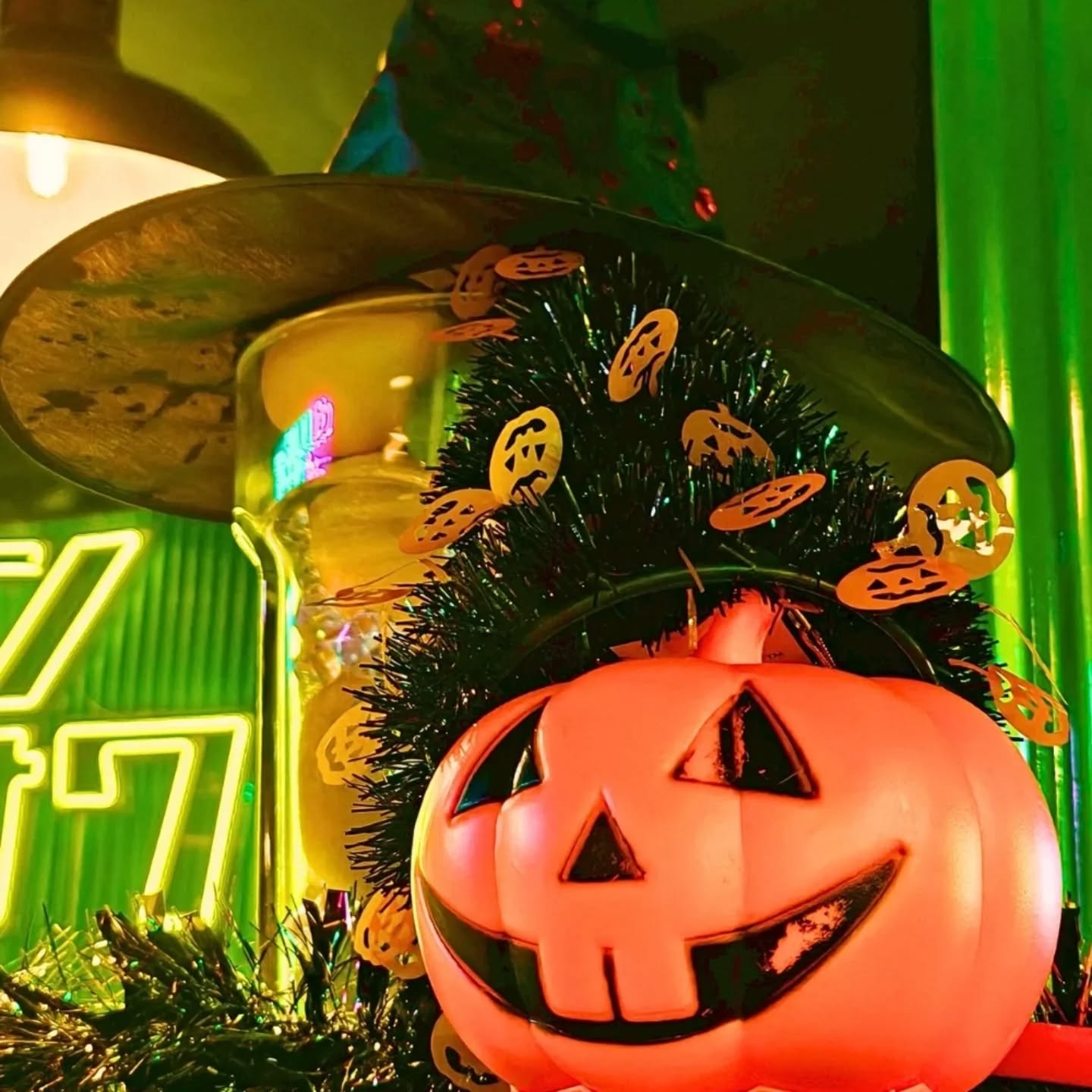 🎃 ฮาโลวีนปีนี้... ปล่อยผี ปล่อยความมันส์แบบไม่ยั้ง! 🕸️
เริ่มความซ่าที่ Manao To Lemon เติมรสเปรี้ยวจี๊ดให้คืนฮาโลวีน 🍋
แล้วไปต่อความมันส์ที่ Gaming & Sport Bar Luida กับเกม ดนตรีสด และเครื่องดื่มสุดชิค!
👻 ปาร์ตี้นี้มันจนผียังอยากมา! 🔥
...................................................................
⏰OPEN ～ CLOSE⏰
🍋Manao To Lemon : 17:00 ～ 03:00
🎮Gaming & Sport Bar Luida : 17:00 ～ 05:00
.
📍 Address : Manao To Lemon / Gaming & Sport Bar Luida 📍
12/14-16 Soi Sukhumvit 26 Sukhumvit Road, Khlong Tan, Khlong Toei, Bangkok 10110
............................................................................
ลูกค้าท่านใดที่สนใจอยากจองโต๊ะ/予約席/Booking สามารถติดต่อสอบถามได้ที่ 080-083-9439 (หลัง/after15.00)🎮
🍋Website : semeruze.com🎮
🍋 Lemon8 : @manao.to.lemon🎮
🍋 Facebook : Manao to Lemon🎮
🍋 Instagram : manao.to.lemon🎮
🍋 Line OA : @manaotolemon🎮
🍋Tiktok : manao.to.lemon , luidabkk🎮
.
#Gaming #bar #ย่านพร้อมพงษ์ #สุขุมวิท #ดื่มไม่อั้น #manaotolemon #ทองหล่อ #บาร์ลับกรุงเทพ #บาร์ลับ #อิซากะยะ #izakaya #อาหารญี่ปุ่น #ร้านอร่อย #ร้านเหล้าสไตล์ญี่ปุ่น #อาหารอร่อย #ร้านอาหารพร้อมพงษ์ #居酒屋 #タイ #日本料理 #GamingBar