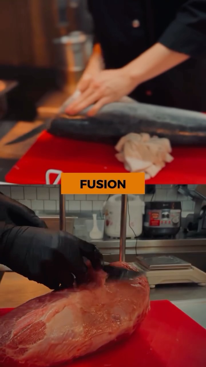 Enjoy a fusion of Japan's finest Wagyu beef and fish in the heart of Thonglor. From Wagyu sushi to steak and our original seafood bowls, we offer fresh, innovative dishes, all of which are perfect for enjoying the latest in Japanese cuisine.

อิ่มอร่อยกับเนื้อวากิวและปลาชั้นเลิศจากญี่ปุ่น ณ ใจกลางทองหล่อ ตั้งแต่ซูชิวากิว สเต็ก ไปจนถึงซีฟู้ดโบวล์สูตรต้นตำรับ เรานำเสนอเมนูสดใหม่และสร้างสรรค์ ทั้งหมดนี้เหมาะสำหรับการลิ้มลองอาหารญี่ปุ่นแบบใหม่ล่าสุด

トンローの真ん中で日本の最高の和牛と魚のフージョン料理はいかがですか？
和牛寿司からステーキ、オリジナルの海鮮丼は
全て新鮮で新しいものばかり、当店で最新の日本食を楽しんでください。