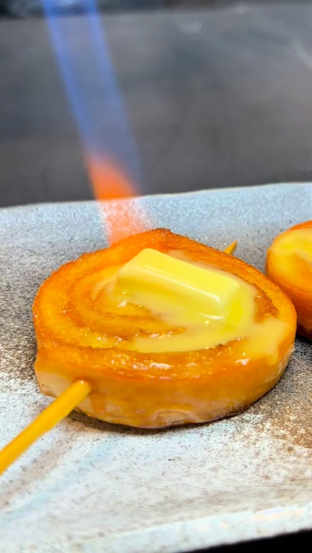 Bread crust roll🍞

Location:
6, 5 Soi Phrom Si 1, Khlong Tan Nuea, Watthana, Bangkok 10110 

Reservation:
02-662-7899

Dine-in time:
17:00〜0:00

#bangkok #japanesefood #thailand #izakaya #japaneserestaurant #日本食 #居酒屋