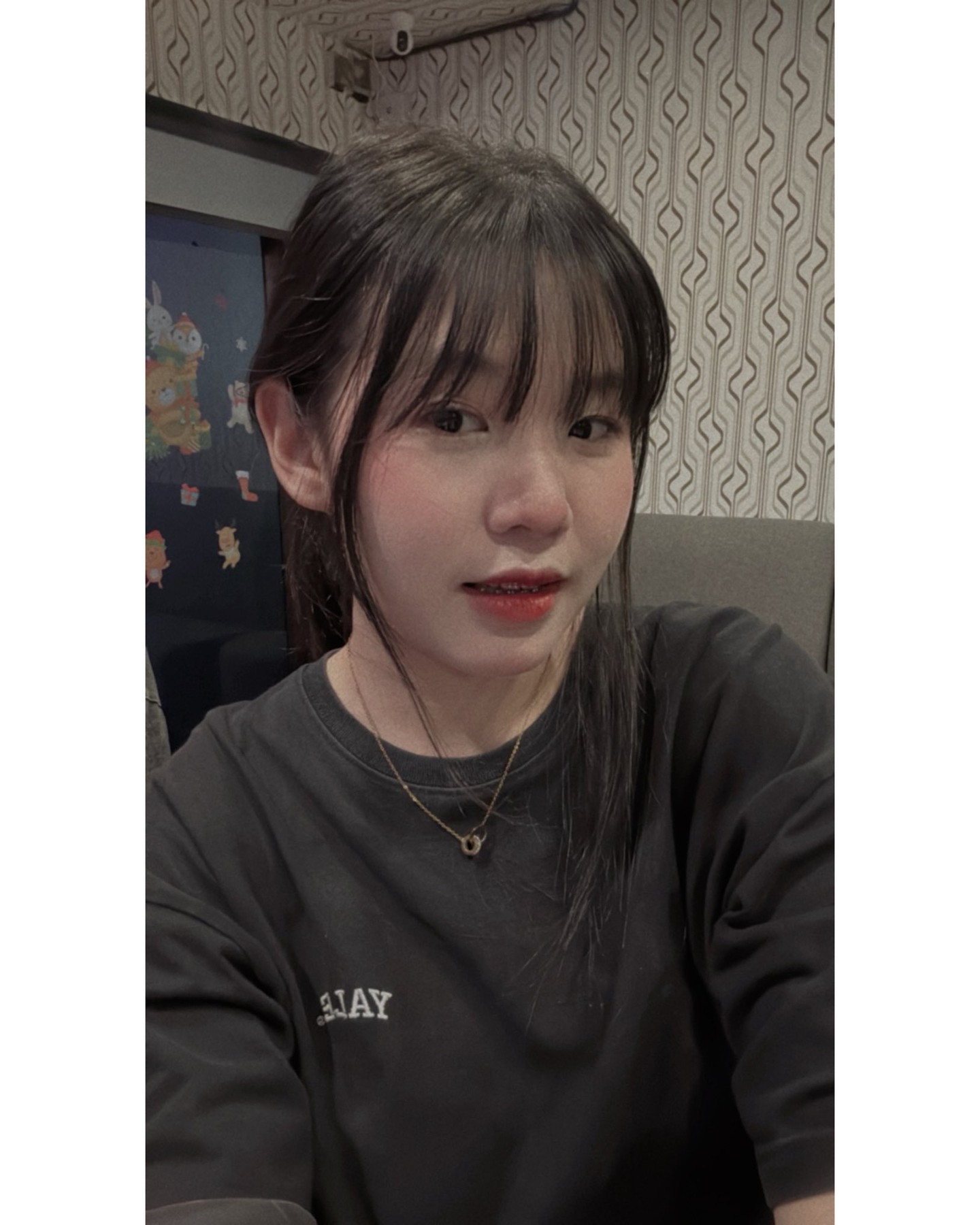 こんばんは、ZARAスナックバーです！✨今日は木曜日、皆様いかがお過ごしですか？10月もそろそろ終盤に差し掛かり、少し涼しくなってきましたね🍁。そんな季節の変わり目に、今週ももう一息、頑張りたいところ。週末の予定がまだ決まっていない方、ぜひ私たちのお店でスタッフたちと一緒に楽しいひとときを過ごしませんか？🎉美味しいお酒を用意して、皆様のお越しをお待ちしております。可愛いキャストが笑顔でお迎えし、素敵な夜をお約束します🍹。木曜のワクワク感を、ZARAスナックバーでぜひお楽しみください！お仕事帰りやお友達とのご来店、大歓迎です📅。                                        🎉🥂

Hello, this is ZARA Snack Bar! ✨It's Thursday, how are you all doing? October is almost over, and it's starting to get a little cooler🍁. With the changing seasons, we want to give it another go this week. If you haven't decided your weekend plans yet, why not come to our bar and spend some quality time with our staff? 🎉We've prepared some delicious drinks and look forward to welcoming you. Our cute staff will greet you with a smile and promise you a wonderful evening🍹. Come and enjoy the excitement of a Thursday at ZARA Snack Bar! We welcome you after work or with friends📅. 🎉🥂

大家好，这里是 ZARA Snack Bar！✨今天是星期四，大家好吗？十月即将结束，天气也开始转凉了🍁。随着季节的更迭，我们想在本周再次开启一段活力四射的旅程。如果您还没有想好周末的计划，不妨来我们的酒吧和我们的员工共度美好时光。🎉我们准备了美味的饮品，期待您的光临。我们可爱的员工将面带微笑地迎接您，并承诺给您一个美好的夜晚🍹。快来 ZARA Snack Bar 享受周四的活力吧！欢迎您下班后或与朋友📅一起光临。🎉🥂


#スナックバー
#バンコク夜遊び
#ガールズバー
#BangkokNightlife
#ZaraYoungPlace
#explorepage
#viral
#曼谷酒吧
#曼谷夜生活