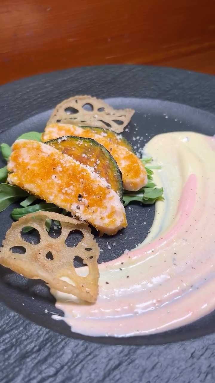 🥢 季節のおまかせコース 1800⁺⁺～

低温でじっくり火入れした自家製鶏ハムに、旨みたっぷりのからすみを贅沢にまぶして。
仕上げは、黄色とピンクが可愛い自家製クリーミードドレッシングをまとわせたシーザーサラダ✨

季節の食材を、目と舌でゆったりと堪能できるおまかせコース。
和モダンな完全個室で、至福のひと時をお過ごしください🍶

Chef’s Seasonal Omakase Course from 1800⁺⁺
Tender homemade chicken ham cooked slowly at low temperature, topped with rich and flavorful karasumi (dried mullet roe).
Finished with a colorful creamy Caesar dressing in soft yellow and pink hues✨

Enjoy the beauty and taste of the season in a modern Japanese private dining room — a perfect moment of comfort and flavor🍷

*-*-*-*-*-*-*-*-*-*-*-*-*-*-*-*-
📝Bokking Via Line
＠shakarich
*-*-*-*-*-*-*-*-*-*-*-*-*-*-*-*-

🍴SHAKARICH
📍Thonglor Soi 14
🕚11:00-late
📞02-045-4032
🚪12 Private Rooms
(From 2P up to 22P)
🅿️Thonglor13 Home Place

📱097-053-9928
(Japanese)

#shakarich#omakase #japanesefood #ceasarsalad #karasumi #和食 #おまかせコース #鶏ハム #低温調理 #完全個室 #和モダン #季節の味 #美食時間