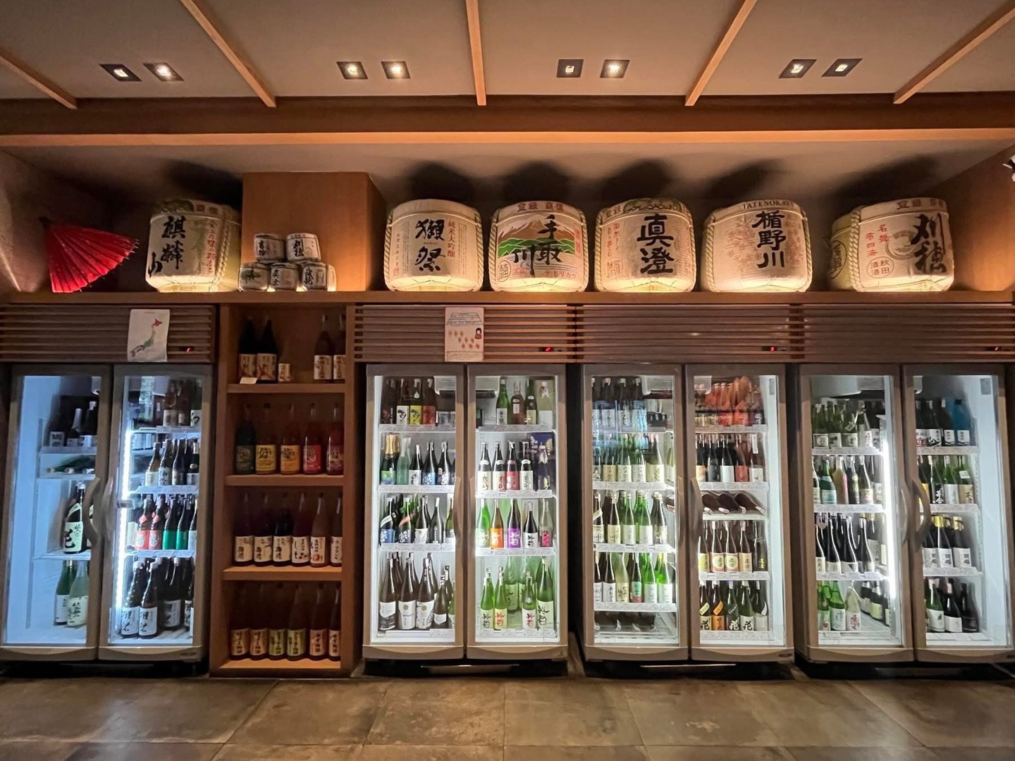🍶✨ 日本酒は知ればもっと好きになる！ ✨🍶

みなさんは普段、どうやって日本酒を選んでいますか？🤔
「辛口が好き」「フルーティーで飲みやすい」「しっかり旨みを感じたい」「今の料理に合うものを」など、好みは人それぞれ。

折原商店では30銘柄・180種類以上の日本酒をラインナップ！🍶
そのほとんどをお店でグラス1杯からお楽しみいただけます✨

日本酒に詳しい日本人＆タイ人スタッフが、あなたの“好き”を一緒に見つけます💬

「ボトルで頼んで好みじゃなかったら…」という心配はご無用！🙆‍♀️

さらに、日本酒がちょっと苦手な方も安心😊
美味しい生ビール🍺、ハイボール🥃、梅酒やリキュール🍑もたくさんご用意しています！

隣の焼き鳥屋「白金酉玉」からは焼き鳥や逸品料理も注文OK🍢✨

ぜひお気軽にお立ち寄りください！
お待ちしています😊💫

🍶✨ The more you know about sake, the more you'll love it! ✨🍶

How do you usually choose your sake? 🤔
Everyone has different preferences: "I like dry sake," "Fruity and easy to drink," "I want a strong umami flavor," "Something that pairs well with the food I'm eating."

Orihara Shoten offers a lineup of over 180 types of sake from 30 brands! 🍶
You can enjoy most of them by the glass right in our shop. ✨

Our Japanese and Thai staff, experts in sake, will help you find your perfect match. 💬

Don't worry about ordering a bottle and not tasting it! 🙆‍♀️

And if you're not a big fan of sake, no need to worry! 😊
We also have a wide selection of delicious draft beer 🍺, highballs 🥃, plum wine, and liqueurs 🍑!

You can also order yakitori and other delicacies from the neighboring yakitori restaurant, "Shirogane Toritama." 🍢✨

Please feel free to stop by!
We look forward to seeing you! 😊💫

🍶✨ ยิ่งรู้จักสาเกมากเท่าไหร่ ยิ่งหลงรักมากขึ้นเท่านั้น! ✨🍶

ปกติคุณเลือกสาเกอย่างไร? 🤔
แต่ละคนมีความชอบที่แตกต่างกัน: "ชอบสาเกแห้ง", "รสผลไม้ ดื่มง่าย", "อยากได้รสอูมามิเข้มข้น", "อะไรที่เข้ากันได้ดีกับอาหารที่กำลังทาน"

Orihara Shoten มีสาเกให้เลือกมากกว่า 180 ชนิด จาก 30 แบรนด์! 🍶
คุณสามารถดื่มด่ำกับสาเกส่วนใหญ่แบบแก้วได้ที่ร้านของเราเลย ✨

พนักงานชาวญี่ปุ่นและไทยของเรา ผู้เชี่ยวชาญด้านสาเก พร้อมช่วยคุณค้นหาสาเกที่ใช่สำหรับคุณ 💬

ไม่ต้องกังวลเรื่องสั่งสาเกแบบขวดแล้วไม่ได้ชิม! 🙆‍♀️

และถ้าคุณไม่ชอบสาเก ไม่ต้องกังวล! 😊
เรายังมีเบียร์สด 🍺, ไฮบอล 🥃, ไวน์พลัม และเหล้า 🍑 ให้เลือกอีกมากมาย!

หรือจะสั่งยากิโทริและอาหารเลิศรสอื่นๆ ได้จากร้านยากิโทริ "ชิโรกาเนะ โทริทามะ" ใกล้ๆ ก็ได้นะ 🍢✨

แวะมาได้เลย!
เรารอคุณอยู่! 😊💫

#日本酒
#折原商店
#バンコク
#エカマイ
#Japanesesake
#sake
#nihonshu
#折原商店バンコク
#oriharashotenbangkok
#oriharashoten
#sakebar