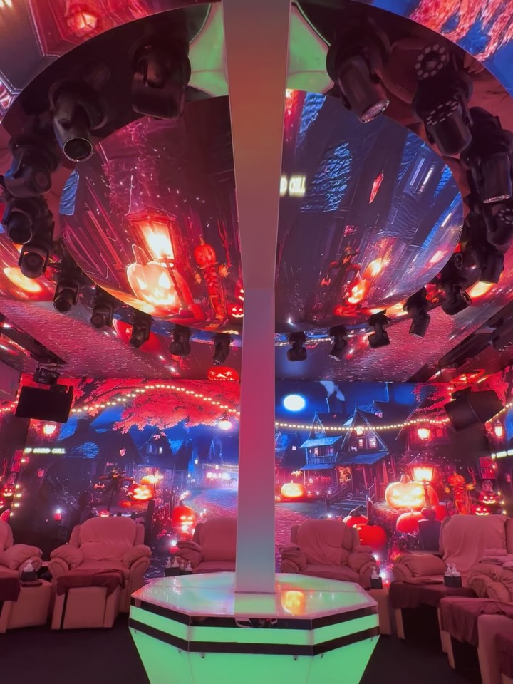 👻 Halloween Limited Version is here! 🎃
Experience a magical space filled with lights, sounds, and a touch of fantasy✨

📍 Bradbury - Soi Sukhumvit 61
⏰ 12:00 – 0:00
#BRADBURY #massage #HalloweenVibes #BangkokTrip #InstaWorthy