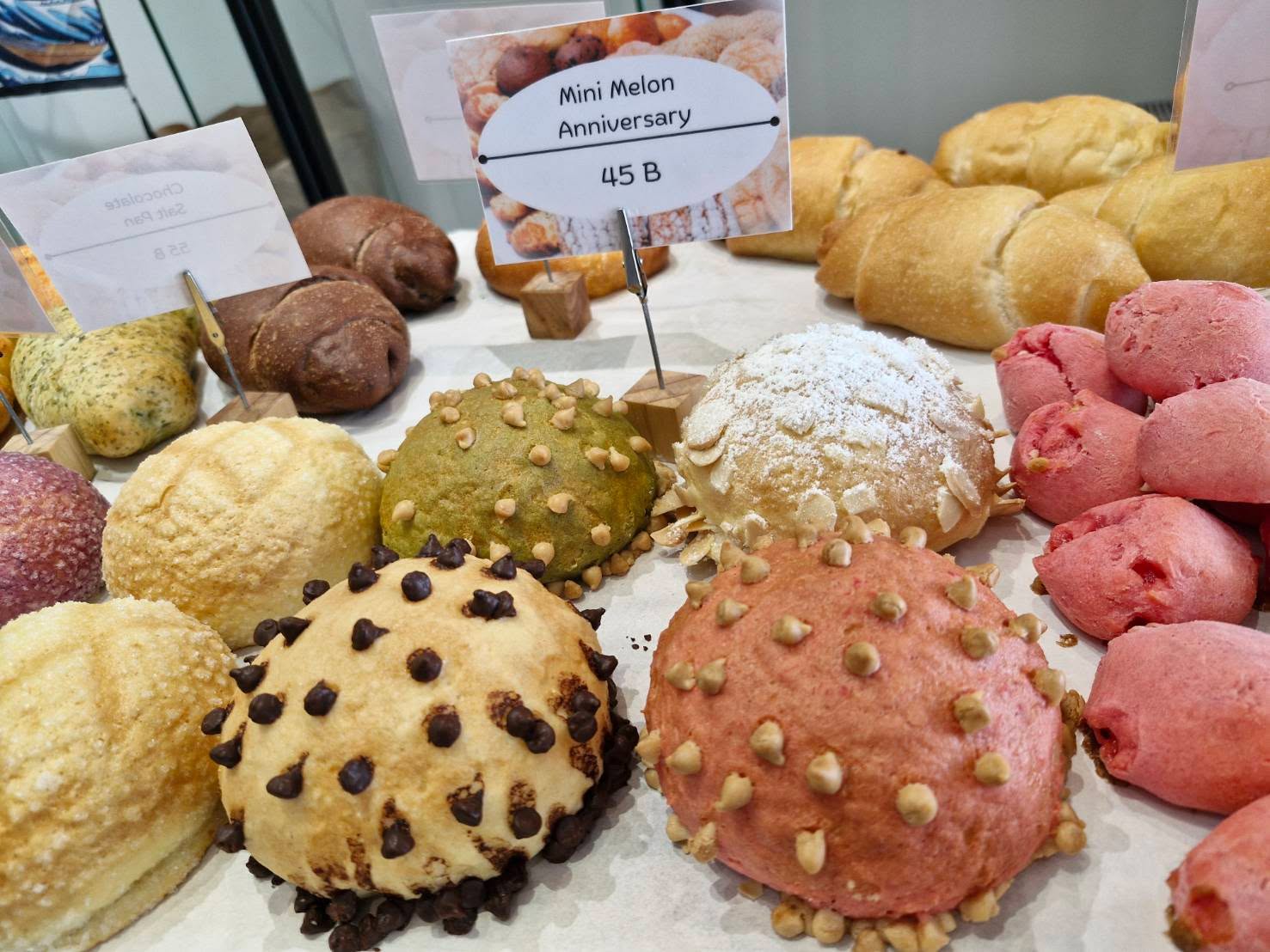 🍈 เมล่อนปังแสนอร่อยมาแล้ววว~ 😍
หอม นุ่ม ละมุน หวานกำลังดี สไตล์ญี่ปุ่นแท้ 🇯🇵
ใครยังไม่ลอง ต้องรีบมาที่ Family Japan แล้วล่ะ! 💚✨
.
📍 พิกัดความอร่อย : ซอยสุขุมวิท 23 (ประสานมิตร)
⏰ เปิดทุกวัน เวลา เปิด 10:00-18:30 น.
สามารถสั่งเดลิเวอรี่ผ่านทางแอปพลิเคชั่น 
💠 ไลน์แมนร้าน Melonpang : https://shorturl.iumeeu.com/s0pvg
💠 Grab Melonpang : https://shorturl.iumeeu.com/vh7hae
.
ติดต่อสอบถามเพิ่มเติม 
📞 0957818668
📲 Line: melongpang789
📲 Facebook: Melonpang
📲 TikTok: @melonpang.japan
.
#อร่อยบอกต่อ #สุขุมวิท #เมล่อนปัง #ขนมญี่ปุ่น #melonpang #ร้านลับ #homemadebakery #japanesebakery #sukhumvit #bakery #bangkok #ขนมปังญี่ปุ่น