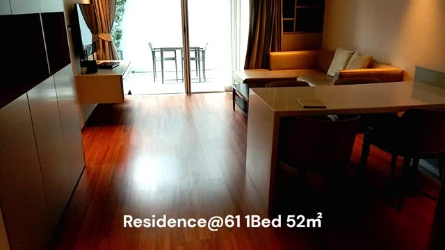 閑静なスクンビット61に位置する「Residence＠61」は、快適な1ベッドルームと2ベッドルームの物件に空きがございます。📍 お部屋は平米数以上に広く感じさせる工夫された間取りで、暮らしやすさ抜群です。✨

徒歩すぐの場所には、食品から日用品まで揃うマックスバリューがあり、お買い物にとても便利です🛒。加えて、BTSエカマイ駅も徒歩圏内にあり、通勤や休日のお出かけにもスムーズです🚆。さらに、近くには映画館もあり、週末のリラックスタイムにぴったりです🎥。館内にある飲食店での食事も楽しめます🍽。

「Residence＠61」ではペットも一緒に住むことができるため、ご家族全員で快適な暮らしをお楽しみいただけます🐾。お問い合わせをお待ちしております。🏠✨

#バンコクライフ
#仲介手数料無料
#スクンビット
#エカマイ
#賃貸物件
#住まい探し
#ペット可
#タイ生活
#便利な暮らし
#都心へのアクセス
#買い物便利
#ペットと暮らす
#映画館近く
#住みやすい
#快適生活
#広々空間
#長期滞在
#BTSアクセス
#リラックスタイム
#家族向け
#生活環境
#バンコク不動産
#紅樹株式会社