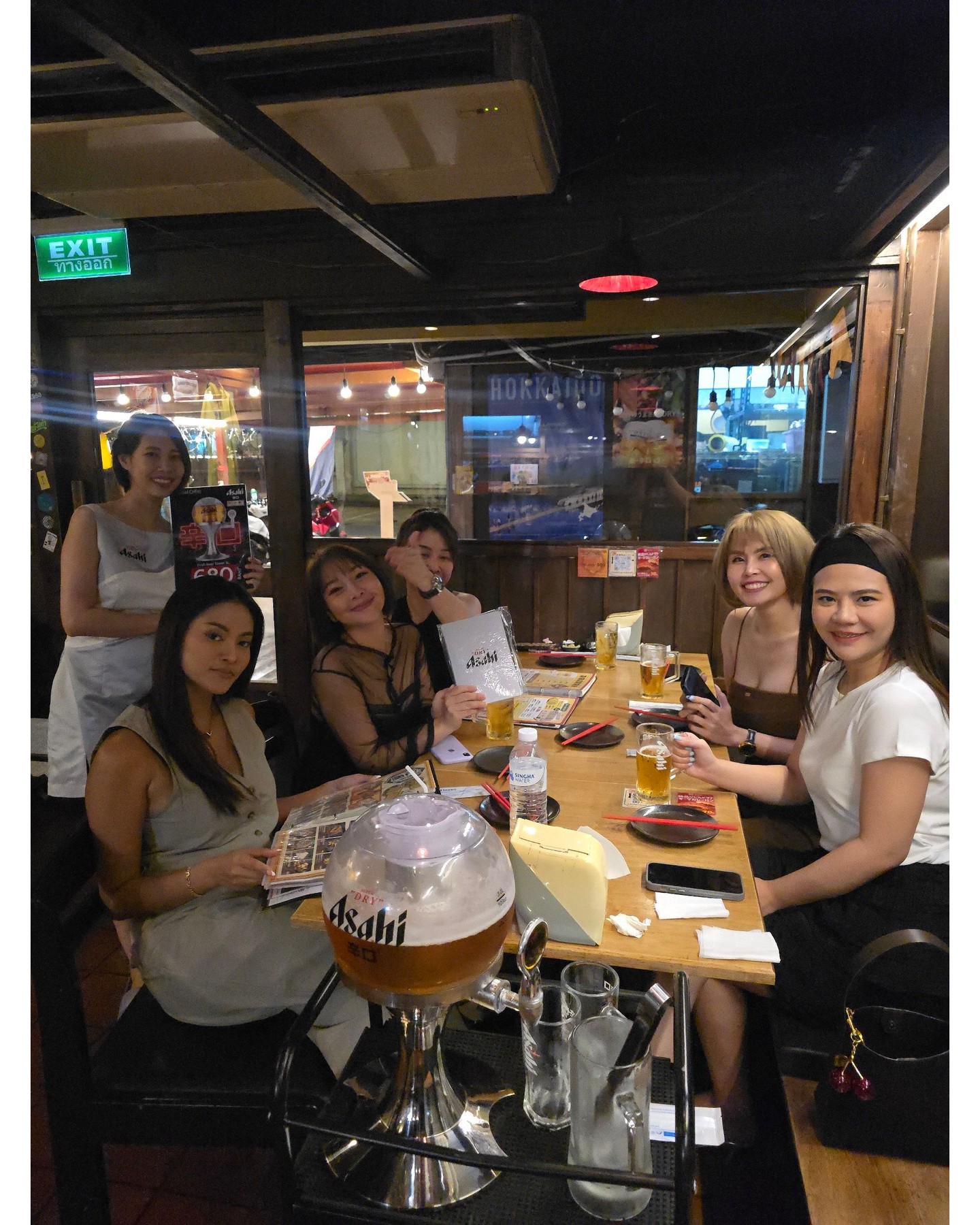 🍺✨โปรโมชั่นเบียร์ ASAHI 3 วัน✨🍺

ราคาพิเศษเฉพาะสัปดาห์นี้เท่านั้น💥
👉 ที่นั่งกลางแจ้งเพียงแก้วละ 77 บาทเท่านั้น
👉 ที่นั่งในร่มเพียงแก้วละ 99 บาท🔥
👉 ดื่มด่ำกับค่ำคืนแห่งความสนุก ชนแก้วกับเบียร์ทาวเวอร์ 3 ลิตร ในราคา 680 บาท🍻

แถม... อย่าพลาด Happy Hour สุดพิเศษของเรา😍
⏰ เฉพาะเวลา 17.00 - 19.00 น. เท่านั้น
👉 เพลิดเพลินกับเบียร์ เบียร์เปรี้ยว และไฮบอล กับโปรโมชั่นซื้อ 1 แถม 2 ของเรา

ถ้ากำลังสงสัยว่า "ไปไหม?" นี่คือโอกาสของคุณที่จะชนแก้ว!👌✨
พลาดข้อเสนอ 3 วันนี้ไปไม่ได้เด็ดขาด⚡

พักค้างคืนที่ Thonglor Yokocho สัปดาห์นี้ พร้อมเบียร์ ASAHI ในมือ แล้วเพลิดเพลินไปกับการชนแก้วสุดอลังการ🥂

รีบจองก่อนเต็ม🎵

##thongloryokocho  #thonglor #japaneseizakaya  #トン横 #トンロー横丁 #bangkoknightlife #居酒屋 #小酒館  #이자카야 #이자카야맛집