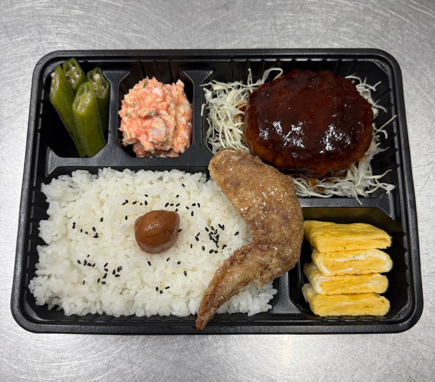 🍽️皆さま、こんばんわ！居酒屋「ばんばんデリバリー」からのお知らせです！新メニュー「デミグラスハンバーグ弁当」が登場いたしました🍱✨。上質なデミグラスソースで仕上げたハンバーグは、心もお腹も満たしてくれること間違いなしです。今日はちょっと贅沢な晩ごはんをおうちでいかがですか？🏠

配達時間も18時から翌3時までと長めに設定しておりますので、夜更かしのお供にもぴったりです🌙。もちろん、他のメニューも豊富にご用意しておりますので、きっとお気に入りが見つかりますよ。ぜひこの機会に、できたての美味しさをお楽しみください💖。ご注文はお早めにーっ‼️

LINE MANで簡単注文📱。皆さまのご利用をお待ちしております。おうち居酒屋の楽しみを、一緒に広げましょう🍺🥢。
☎️02-000-2600

🍽️สวัสดีตอนเย็นค่ะทุกคน! ประกาศจากอิซากายะ "บันบัน เดลิเวอรี"! เรามีเมนูใหม่มาแนะนำ "เดมิกลาซ แฮมเบอร์เกอร์ เบนโตะ"! 🍱✨ สเต็กแฮมเบอร์เกอร์ชิ้นนี้ราดด้วยซอสเดมิกลาซคุณภาพสูง รับรองว่าอิ่มอร่อยทั้งใจและท้องแน่นอน คืนนี้ทำไมไม่ลองมาอิ่มอร่อยกับมื้อค่ำสุดหรูที่บ้านกันล่ะ? 🏠

เราขยายเวลาจัดส่งเป็น 18.00 น. ถึง 3.00 น. เหมาะอย่างยิ่งสำหรับนักทานมื้อดึก 🌙 แน่นอนว่าเรายังมีเมนูอื่นๆ อีกมากมายให้เลือกสรร รับรองว่าคุณจะต้องถูกใจอย่างแน่นอน อย่าพลาดโอกาสอร่อยกับเมนูสดใหม่ของเรานะคะ! 💖 สั่งล่วงหน้าได้เลย! ️

สั่งง่ายๆ ผ่าน LINE MAN! 📱 ยินดีต้อนรับทุกท่าน มาร่วมแบ่งปันความสุขแบบอิซากายะที่บ้านไปด้วยกันนะคะ! 🍺🥢
☎️02-000-2600

🍽️Good evening everyone! Announcement from Izakaya "Banban Delivery"! We've introduced a new menu item: the "Demi-Glace Hamburger Bento"! 🍱✨. This hamburger steak, topped with a high-quality demi-glace sauce, is sure to satisfy both your heart and your stomach. Why not treat yourself to a luxurious dinner at home tonight? 🏠

We've extended our delivery hours, from 6 PM to 3 AM, making it the perfect accompaniment for late-night diners. 🌙 Of course, we also offer a wide variety of other menu items, so you're sure to find something you like. Don't miss this opportunity to enjoy our freshly made delicacies! 💖. Order early! ️

Easy ordering on LINE MAN! 📱. We look forward to your visit. Let's spread the joy of home izakayas together! 🍺🥢.
☎️02-000-2600

🍽️大家晚上好！居酒屋“伴伴外卖”来啦！我们推出了全新菜单：“黛米釉汉堡便当”！🍱✨。这款汉堡牛排淋上高品质黛米釉酱，定能满足您的味蕾和心意。今晚在家享用一顿奢华晚餐，何不犒劳一下自己呢？🏠

我们延长了外卖服务时间，从下午 6 点延长至凌晨 3 点，是深夜食客的完美伴侣。🌙 当然，我们也提供丰富的其他菜单，您一定能找到自己喜欢的菜品。不要错过这次品尝新鲜美味的机会！💖。提早下单！️

LINE 轻松点餐！📱。期待您的光临。让我们一起分享居酒屋的乐趣！ 🍺🥢。
☎️02-000-2600

#居酒屋
#新メニュー
#ハンバーグ弁当
#デミグラスソース
#夜食
#宅配料理
#おうちごはん
#笑顔をお届け
#ばんばんデリバリー
#LINE MAN