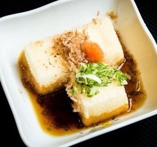 ✨ 日本の逸品、揚げ出し豆腐をご紹介いたします！✨ 外はカリッと、中はふんわりとした食感の豆腐は、特製のタレに絡めると、まさに絶妙な味わいを魅せます🍃。大根おろしと刻みネギが加わることで、更に風味豊かになり、ご飯のお供にも、お酒のおつまみにもぴったりです🍶🍚。

伝統を大切にしつつ、新しいアレンジで楽しめるメニューもご用意しております🌸。ぜひ一度、私たちの和食店で揚げたて熱々の揚げ出し豆腐をご体験ください❣️ 皆様のご来店を心よりお待ちしております🍱。

美味しい食事で特別なひとときをお過ごしください🙏。

#揚げ出し豆腐
#日本料理
#和食
#伝統
#味わい深い
#おつまみ
#健康食
#豆腐
#大根おろし
#ネギ
#カリッとふんわり
#美味しい
#癒しの時間
#和食店
#特製タレ
#居酒屋メニュー
#揚げたて
#絶品
#新鮮な食材
#おもてなし
#職人技
#料理のこだわり
#食の喜び
#家庭料理
#食べる喜び
#心を込めて
#温かいひととき
#東京都
#日本文化