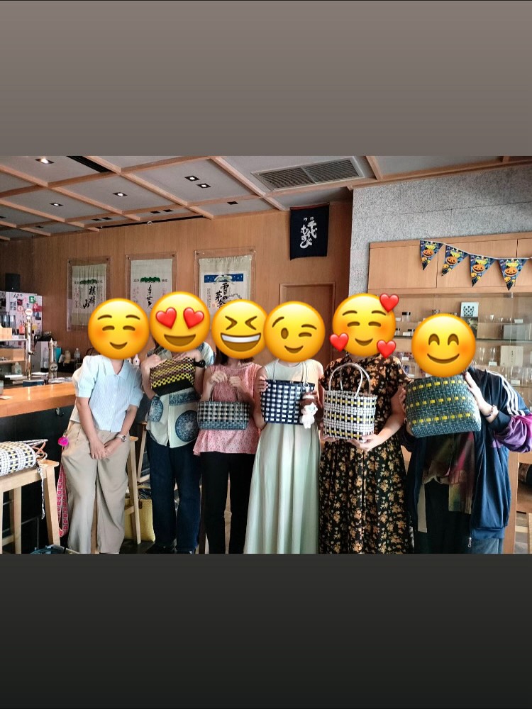 Ingkateコラボ🌿かご編みバッグワークショップ終了しました🧺✨
みんな個性たっぷりで、とっても素敵な仕上がりでした！
店長も参加させていただいたのですが、
しゃべるのも忘れて夢中になってしまいました…😆💭
もしかしたらまたやるかも…？🤫💓

Ingkate 🌿 woven bag workshop has wrapped up! 🧺✨
Everyone’s bags were full of personality and absolutely beautiful!
Even our manager joined in 👩‍🎨💫
We were so focused we forgot to chat 😆💭
Maybe we’ll do it again someday…? 🤫💓

“เวิร์กช็อปทำกระเป๋าสานกับ Ingkate 🌿 จบไปแล้วค่ะ🧺✨
แต่ละคนทำออกมาได้สวยและมีเอกลักษณ์มากๆ 💕
คุณร้านก็ลองทำด้วยนะคะ 👩‍🎨🎶
มัวแต่เพลินจนลืมคุยเลย 😆💭
อาจจะมีรอบต่อไปก็ได้นะ...? 🤫💓