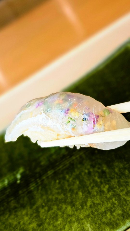 【Sushi that bows to the past, yet winks at the present】
▷▶︎▷LINE→@sushimisakinobu▶▷▶

今回ご紹介するのは
【平目の昆布締め】でございます!!

昆布で〆ることで水分を適度に抜き
旨味を凝縮させた逸品!!

脇役と思いがちな白身魚も
コースのスタートを彩る大切な存在です...!!
薄造りした平目の間には花穂や葱、胡麻を挟み
美しく、そして香りのハーモニーも抜群です！

今月、来月からは
香箱がに、かわはぎなども登場!!

冬の味覚をぜひご堪能ください！

そして
これからの時期
ご家族、ご友人、ご接待、恋人と……
色々なシュチュエーションで最高の
お鮨をお楽しみくださいませ!!

Location: 
50 GMM Grammy PLACE, Sukhumvit 21 Rd. (Asoke), Khlongtoeinuea,Wattana, Bangkok 10110, Thailand

Sushi Misaki Nobu (GMM grammy place BF1)
chef 【NOBU】

Reservation: 
Sushi Misaki Nobu/062-495-2386

Dine-in time: 
12:00-lunch time open
17:00-dinner time open
※anytime customer choose reservation time
close 22:00
close every Monday

menu:
1.standard course 4000THB
2.special course 6000THB
3.Premium course 8000THB

#sushimisaki
#sushimisakinobu
#鮨みさき
#鮨みさき伸
#バンコク
#おまかせ
#Bangkok
#omakase
#sushi
#鮨
#寿司
#タイ
#Thailand
#デート
#接待