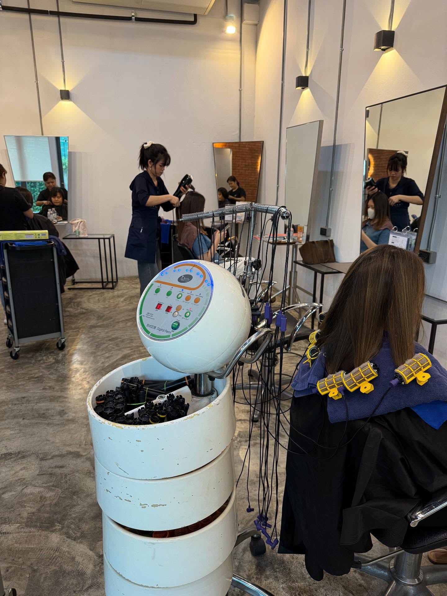 Starting the week with positive vibes and lovely clients who trust us with their hair ✨

#HairAtelierADOR 
#ร้านทำผม #ร้านทำผมทองหล่อ
#ร้านทำผมสไตล์ญี่ปุ่น
#バンコク美容室
#バンコクヘアサロン
#バンコクスクンビット
#ヘアスタイル
